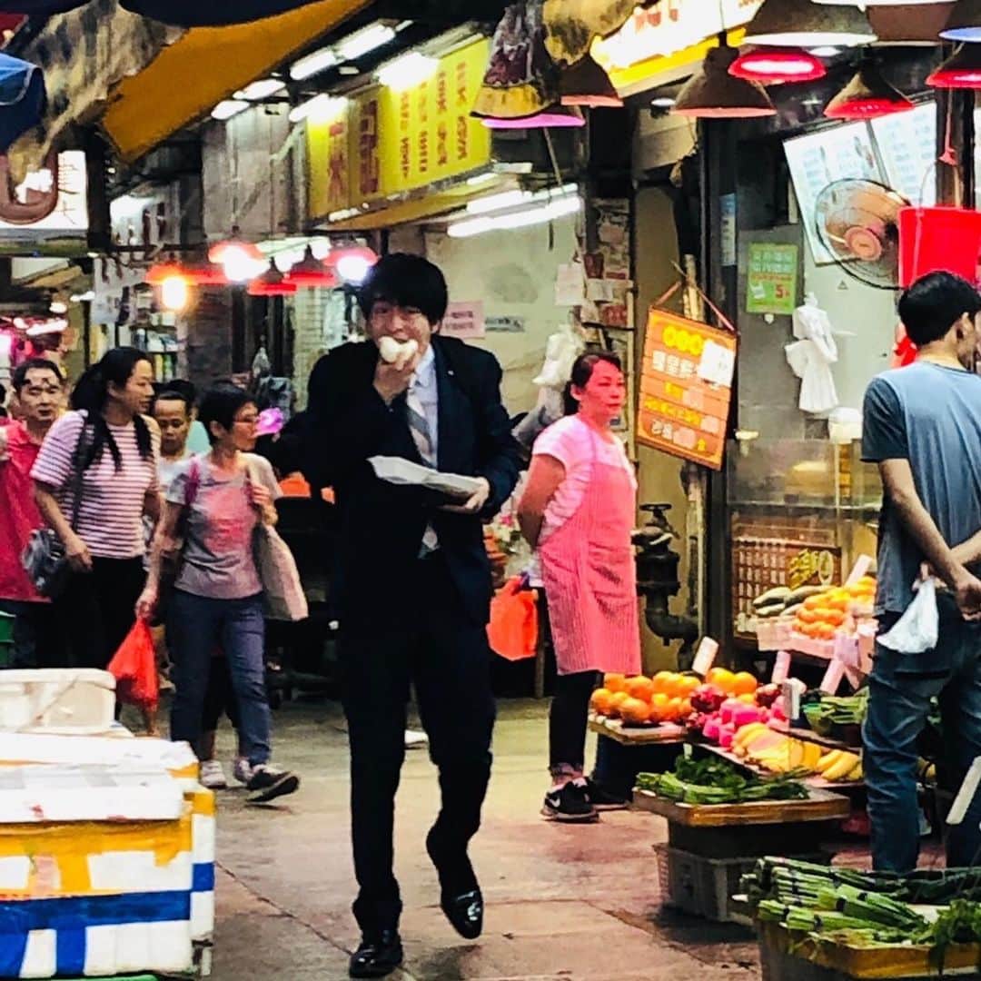 おっさんずラブ 武蔵の部屋さんのインスタグラム写真 - (おっさんずラブ 武蔵の部屋Instagram)「ちょ待、ちょ待てよ‼️なんてこった‼️こんな偶然があっていいのだろうか否ない‼️でもあった‼️パニック‼️武蔵大パニック‼️ #昨夜香港に到着しまして #朝活で街を歩いていたら #あそこに見ゆるは... #はるたんではないか‼️ #まさかのはるたんではないか‼️ #声をかけそうになりましたが #いや待てよ‼️ #声かけたらまるで追いかけてきたみたいじゃん #会いに来たみたいじゃん #違うから全然そんなんじゃないんだからね‼️ #とりま隠し撮りに留めます #DiscoverHongKong」7月2日 9時31分 - musashis_room