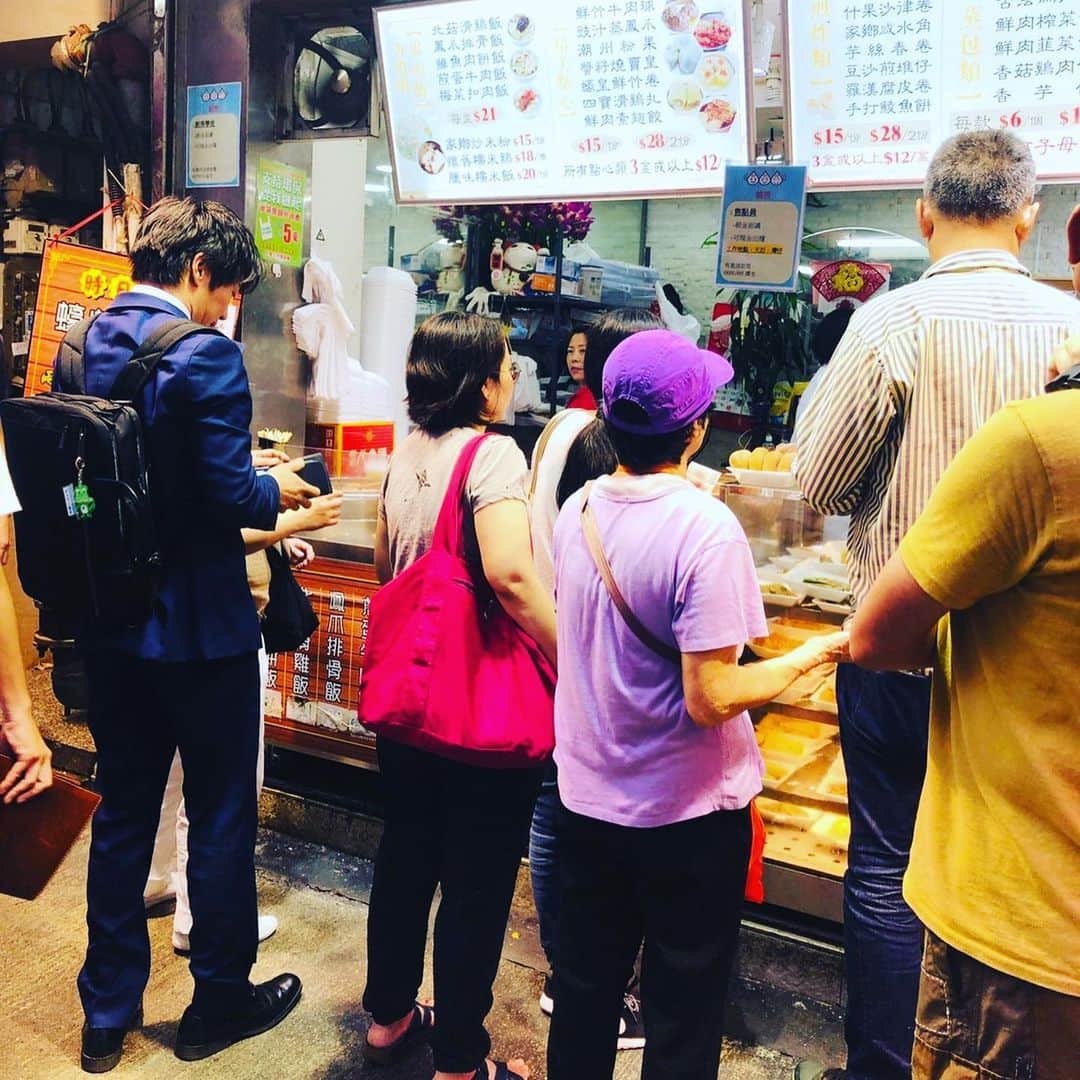 おっさんずラブ 武蔵の部屋のインスタグラム：「ちょ待、ちょ待てよ‼️なんてこった‼️こんな偶然があっていいのだろうか否ない‼️でもあった‼️パニック‼️武蔵大パニック‼️ #昨夜香港に到着しまして #朝活で街を歩いていたら #あそこに見ゆるは... #はるたんではないか‼️ #まさかのはるたんではないか‼️ #声をかけそうになりましたが #いや待てよ‼️ #声かけたらまるで追いかけてきたみたいじゃん #会いに来たみたいじゃん #違うから全然そんなんじゃないんだからね‼️ #とりま隠し撮りに留めます #DiscoverHongKong」