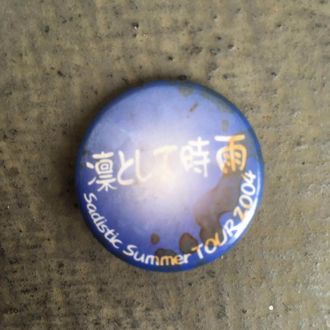 のインスタグラム：「またレアなもん出てきたなー2004年て！ギターのケースにつけてたからサビサビだね  #凛として時雨 #SadisticSummerTOUR2004 #badge」