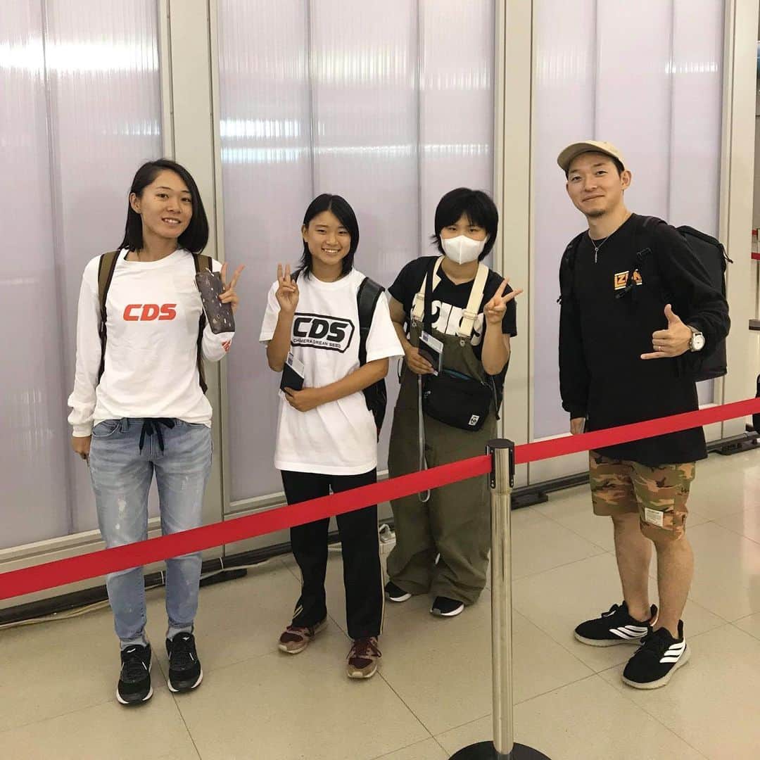安床武士のインスタグラム：「with Bladies!! See you in Barcelona🇪🇸 今日からバルセロナに行ってきます！ 今回は全日本選手権JASPAで選考した日本代表メンバーのコーチとして、そしてハーフパイプエキシビジョンのライダーとして行ってきます！ 東から男子スケーターも今日出発です。 応援宜しくお願いします🇯🇵✨🥇 #worldrollergames2019 #teamjapan #rollerfreestyle #inlineskate #rollerblading #日本代表 #女子勢は西率100パーセント #LZBN」