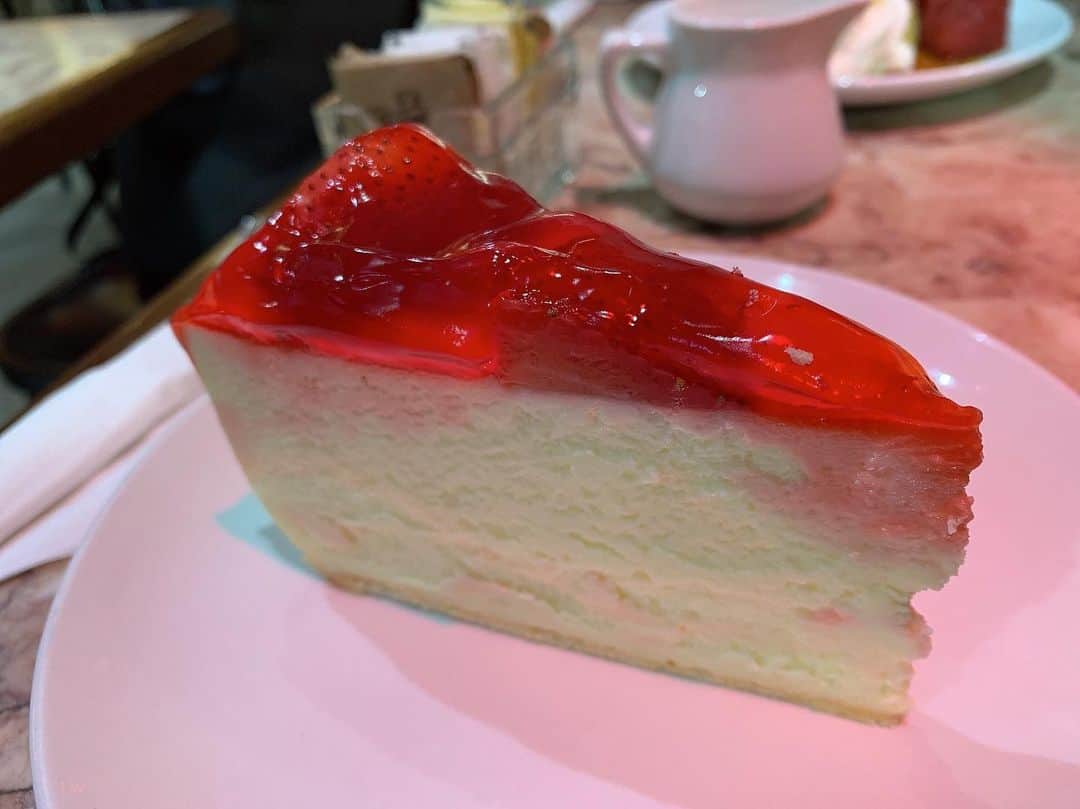 KYOHEYさんのインスタグラム写真 - (KYOHEYInstagram)「NYC ④ Memories of New York Part 4 ﻿ I met my friend MAYA who lives in New York.﻿ It is a cafe used in the movie "You've got Mail". The Inside the cafe was very cute and I had a authentic New York cheesecake.﻿ I dated to be Tom Hanks and Meg Ryan.🤪﻿ haha!!﻿ ﻿ #NYC #NewYork #🇺🇸 #trip #cafelalo #cafe #youvegotmail #tomhanks #megryan #Movie  #mayadeluxe」7月2日 9時45分 - kyohey5