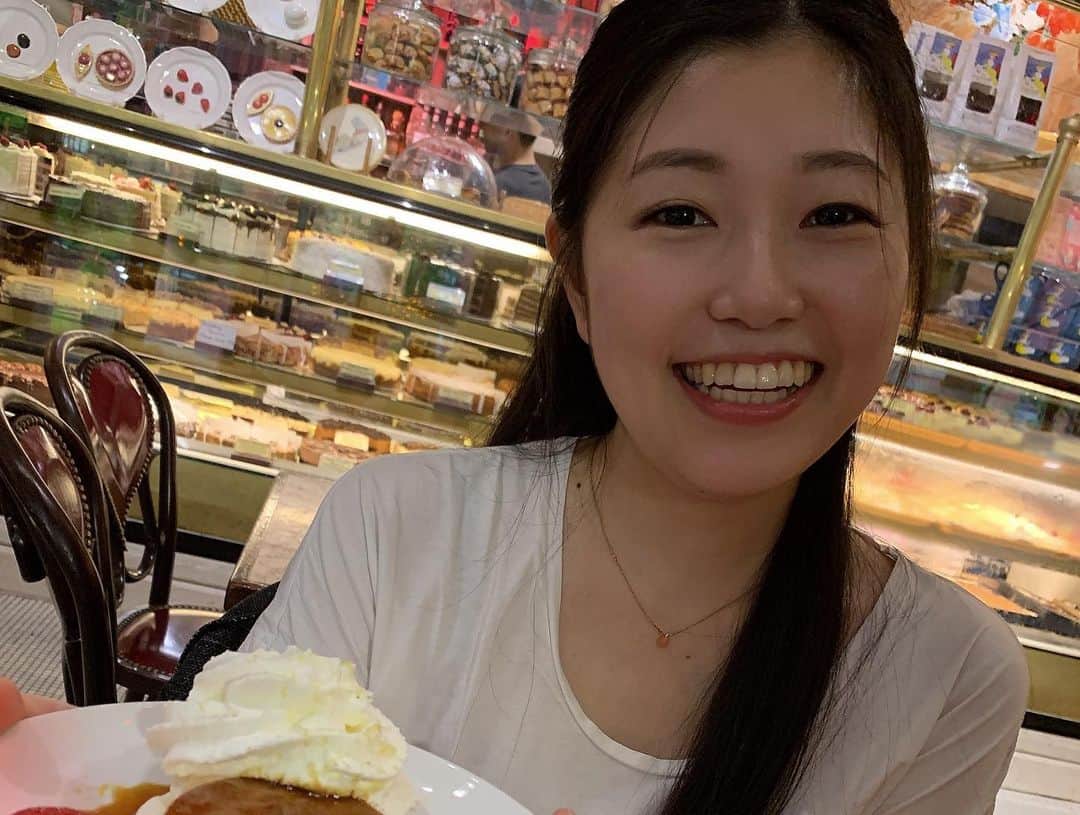 KYOHEYさんのインスタグラム写真 - (KYOHEYInstagram)「NYC ④ Memories of New York Part 4 ﻿ I met my friend MAYA who lives in New York.﻿ It is a cafe used in the movie "You've got Mail". The Inside the cafe was very cute and I had a authentic New York cheesecake.﻿ I dated to be Tom Hanks and Meg Ryan.🤪﻿ haha!!﻿ ﻿ #NYC #NewYork #🇺🇸 #trip #cafelalo #cafe #youvegotmail #tomhanks #megryan #Movie  #mayadeluxe」7月2日 9時45分 - kyohey5