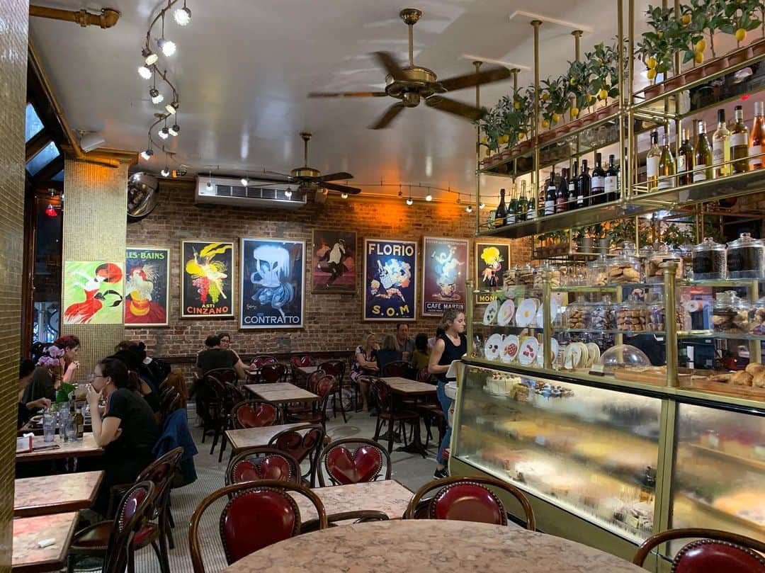 のインスタグラム：「NYC ④ Memories of New York Part 4 ﻿ I met my friend MAYA who lives in New York.﻿ It is a cafe used in the movie "You've got Mail". The Inside the cafe was very cute and I had a authentic New York cheesecake.﻿ I dated to be Tom Hanks and Meg Ryan.🤪﻿ haha!!﻿ ﻿ #NYC #NewYork #🇺🇸 #trip #cafelalo #cafe #youvegotmail #tomhanks #megryan #Movie  #mayadeluxe」