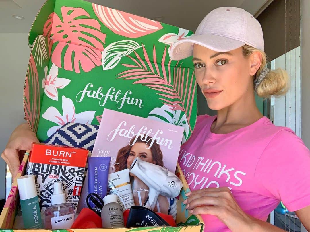 Peta Murgatroydさんのインスタグラム写真 - (Peta MurgatroydInstagram)「I live for these boxes and I love being a #fabfitfunpartner 🛍 Their new Summer Box has so many amazing (full size) products in it, I honestly don’t know which one is my fave 😝 Babes, use my code PETA to get $10 off your first box, and go to www.fabfitfun.com today! @fabfitfun」7月2日 9時48分 - petamurgatroyd