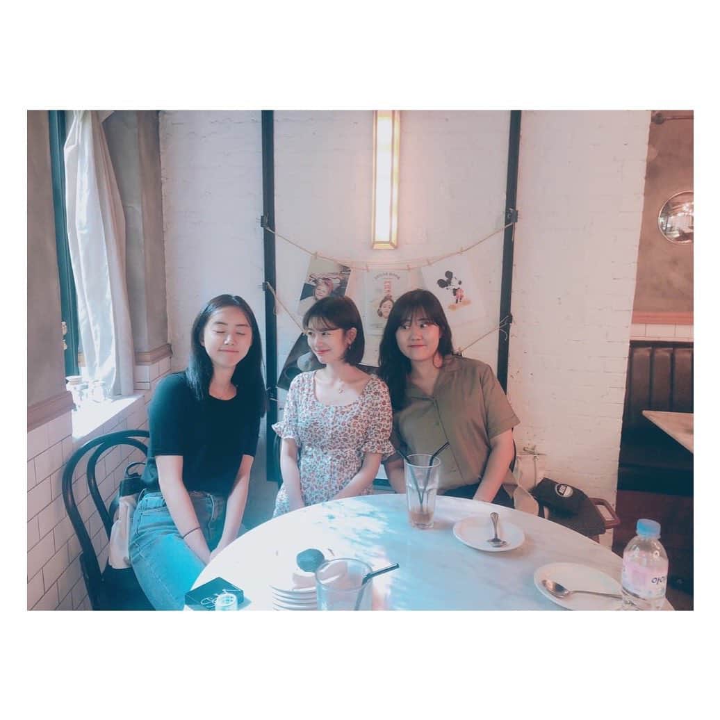 チョン・ソミンのインスタグラム：「다음엔 감독님포함 다른 분들도 꼭🙏🏻 #빨간선생님동창모임 #월요병치료제들 #흡사가족사진」