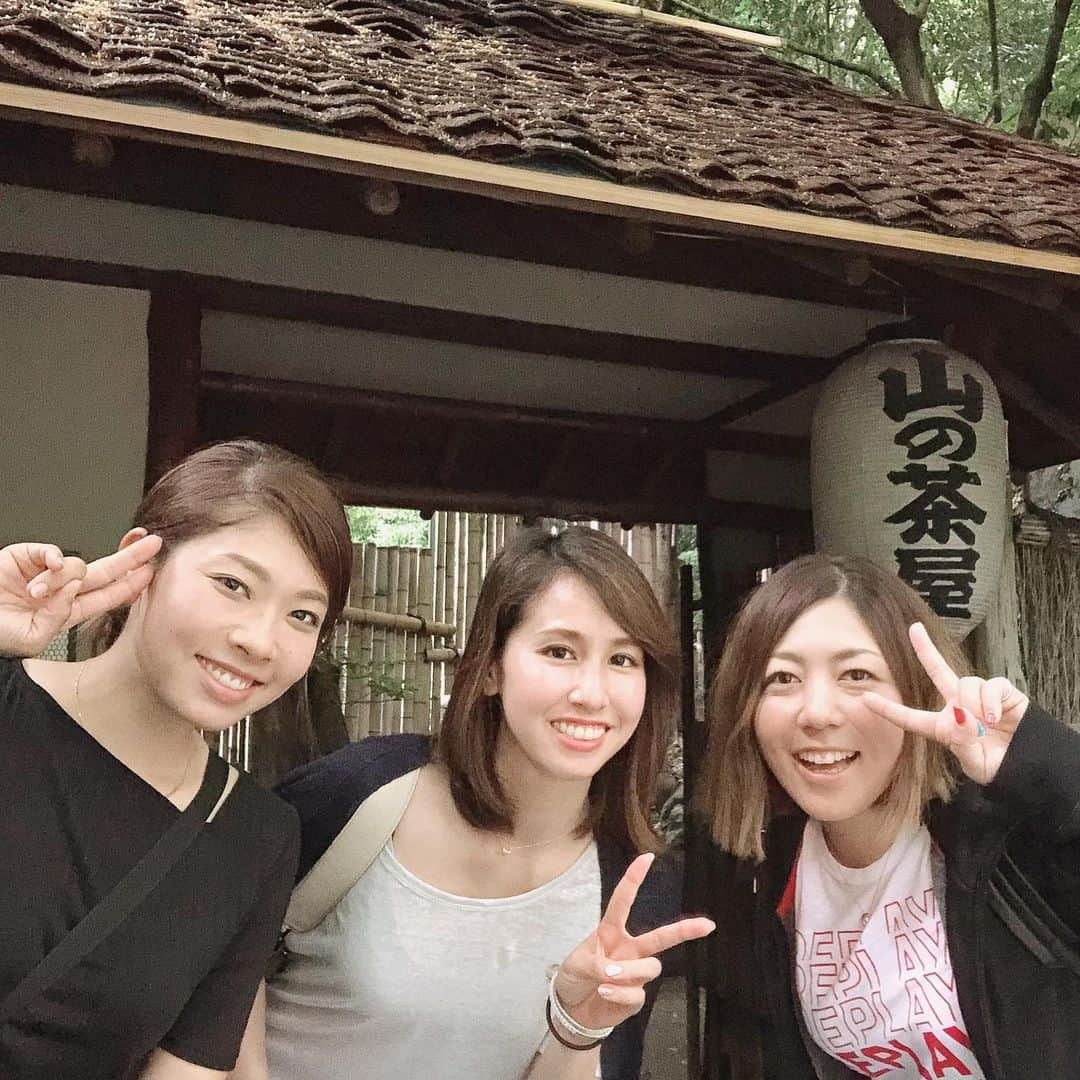 宮里美香さんのインスタグラム写真 - (宮里美香Instagram)「*** 昨日は、同級生3人で鰻を食べて来ました！！めっちゃ美味しかった❤️ . えりかちゃんがお店を探してくれて、赤坂にある山の茶屋というとこに行って来ました♪ . 雰囲気がとても素敵なとこでした⭐️ えりかちゃん、ありがとう😊 . 10代の頃から知ってる2人なので、一緒にいると落ち着く☺️少しの時間だったけど、とっても楽しかった♪ . 2人ともありがとう❤️❤️ . #同い年 #10年以上の付き合い #贅沢なランチでした #鰻  #美味しかった #山の茶屋 #桒原えりか #森田理香子 #とても楽しかった」7月2日 10時03分 - mikamiyazato_official