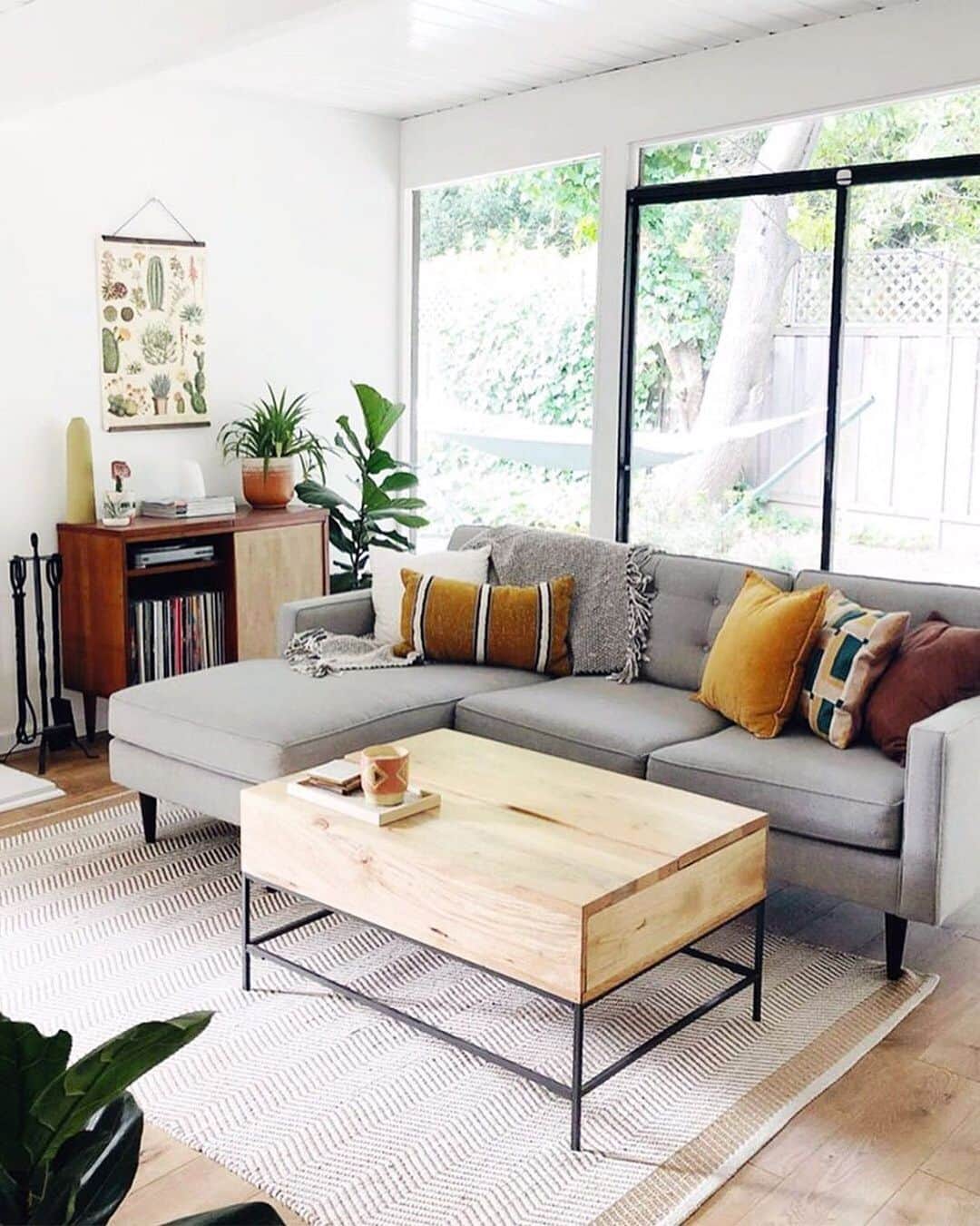 west elmさんのインスタグラム写真 - (west elmInstagram)「Daydreaming about this light + bright living room featuring our Drake Sectional from @oliviarichardsphoto! 😍 #lightbright #airyinteriors #livingroomstyle #weekendvibes #mywestelm」7月2日 10時06分 - westelm