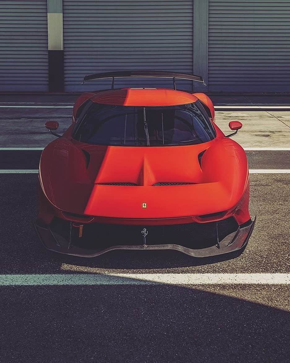 Ferrari USAさんのインスタグラム写真 - (Ferrari USAInstagram)「And from the front, a low and wide nose with razor-like light elements in place of standard headlights for this track-going beast. #FerrariP80C⁣ ⁣ #Ferrari #Supercars #carswithoutlimits⁣ #italiandesign ⁣ 📷: @richardpardon for @topgear」7月2日 10時06分 - ferrariusa