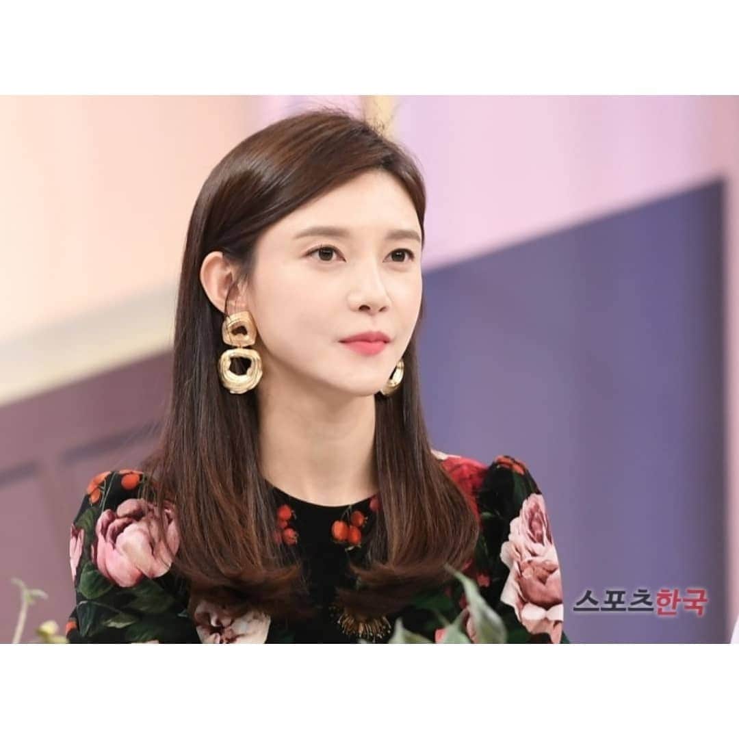 チャ・イェリョンさんのインスタグラム写真 - (チャ・イェリョンInstagram)「어제 여자플러스3 스타일브런치🥨 제작 발표회 했어요🌹 내일 sbs 플러스 오전 10시 저녁11시 첫방송! 이예요🙆‍♀️내일 만나요❤ 예쁜 사진 감사합니다🙇‍♀️」7月2日 10時06分 - chayeryun