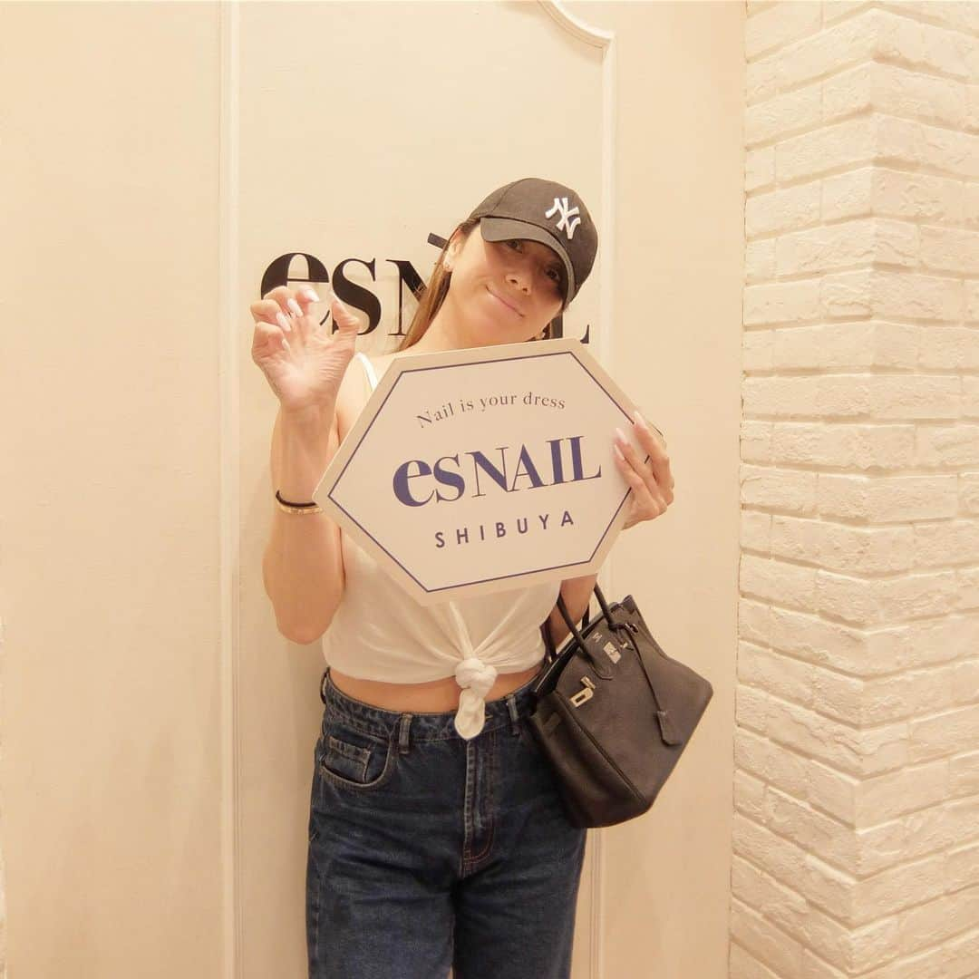 esNAILさんのインスタグラム写真 - (esNAILInstagram)「アンジェリカさん @angelica_michibata いつもありがとうございます😊❤️ ・ ・ シンプルなヌーディベージュにオーロラホロをポイントに✨✨ ・ ・ #道端アンジェリカ さん#nail#nails#nailart#naildesign#esnail#esnail_shibuya#gelnail#ネイル#エスネイル#ジェルネイル#esネイル#ネイルデザイン#美甲#tokyo#shibuya#newnail#渋谷店#新宿店#吉祥寺店#大宮店#名古屋店#大阪店#福岡店 @esnail_la」7月2日 10時08分 - esnail_japan