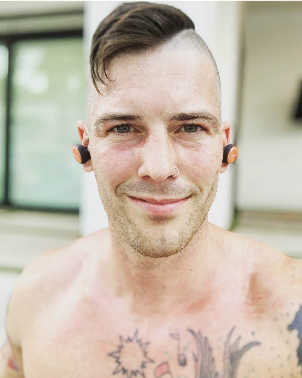 ザッキー・ヴェンジェンスのインスタグラム：「Ultimate evil, gangster of love....... just playing. More like ultimate softy, gangster of workouts, beach cleans and bass. ♻️😇🏋🏻‍♂️🎸 #5thelement #portraitphotography #letsmakeadifference  #workout #suave #hairstyles #alltimelow #california #tattoos #noshirt #musician #beachclean」