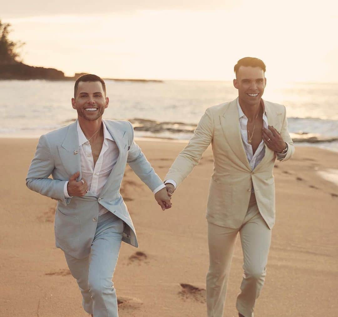 ランス・バスさんのインスタグラム写真 - (ランス・バスInstagram)「Throw back Monday to the beautiful wedding of @gtdave3 and @allanross!! Chic chic chic #LoveWins」7月2日 10時17分 - lancebass