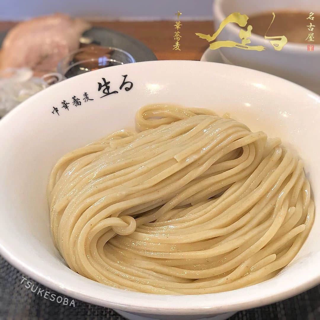 Ayuminさんのインスタグラム写真 - (AyuminInstagram)「🍜中華蕎麦  生る🍜 #紫陽花 さん休業のため千種に移動して 行きたかった#生る さんへ😍✨ オープン30分間から並んでちょうど10番目❤️ . 生るさんの美しい麺とご対面🤤 モチモチ、ツルッ！！スープによく絡む❤️ 服にスープ飛ばしながら幸せを噛み締めて完食😍← . . スープはもちろんなんだけど炙りチャーシューが 香ばしくて最高でした🤩 . . 自分の中でつけ麺ブームかも💓 行きたいラーメン屋さんありすぎる😭🍜 あと冷やし中華食べたい！！← * * * スタバクイーン👸🏼メインアカウント ➡︎ @ayumin0220stb * #中華蕎麦生る#ナゴレコスタンプラリー#つけそば#つけ麺 #千種区#千種区ランチ#千種区ラーメン#麺スタグラム #名古屋#名古屋ランチ#名古屋グルメ#名古屋ラーメン屋 #インスタグルメアワード2019#あいなご#ナゴレコ#グルメライター」7月2日 10時19分 - ayumin0220