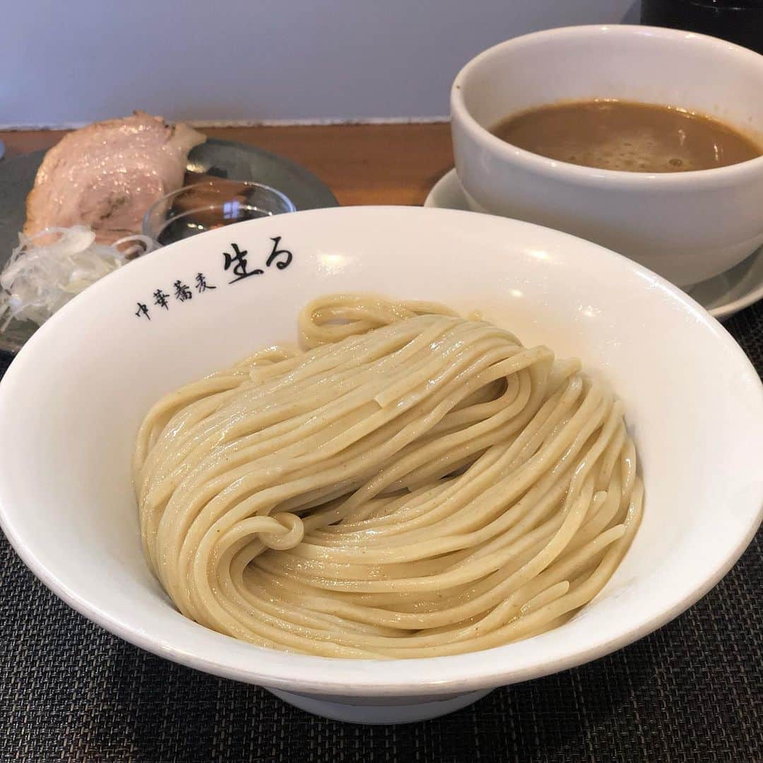 Ayuminさんのインスタグラム写真 - (AyuminInstagram)「🍜中華蕎麦  生る🍜 #紫陽花 さん休業のため千種に移動して 行きたかった#生る さんへ😍✨ オープン30分間から並んでちょうど10番目❤️ . 生るさんの美しい麺とご対面🤤 モチモチ、ツルッ！！スープによく絡む❤️ 服にスープ飛ばしながら幸せを噛み締めて完食😍← . . スープはもちろんなんだけど炙りチャーシューが 香ばしくて最高でした🤩 . . 自分の中でつけ麺ブームかも💓 行きたいラーメン屋さんありすぎる😭🍜 あと冷やし中華食べたい！！← * * * スタバクイーン👸🏼メインアカウント ➡︎ @ayumin0220stb * #中華蕎麦生る#ナゴレコスタンプラリー#つけそば#つけ麺 #千種区#千種区ランチ#千種区ラーメン#麺スタグラム #名古屋#名古屋ランチ#名古屋グルメ#名古屋ラーメン屋 #インスタグルメアワード2019#あいなご#ナゴレコ#グルメライター」7月2日 10時19分 - ayumin0220