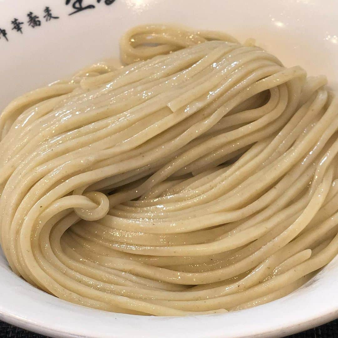 Ayuminさんのインスタグラム写真 - (AyuminInstagram)「🍜中華蕎麦  生る🍜 #紫陽花 さん休業のため千種に移動して 行きたかった#生る さんへ😍✨ オープン30分間から並んでちょうど10番目❤️ . 生るさんの美しい麺とご対面🤤 モチモチ、ツルッ！！スープによく絡む❤️ 服にスープ飛ばしながら幸せを噛み締めて完食😍← . . スープはもちろんなんだけど炙りチャーシューが 香ばしくて最高でした🤩 . . 自分の中でつけ麺ブームかも💓 行きたいラーメン屋さんありすぎる😭🍜 あと冷やし中華食べたい！！← * * * スタバクイーン👸🏼メインアカウント ➡︎ @ayumin0220stb * #中華蕎麦生る#ナゴレコスタンプラリー#つけそば#つけ麺 #千種区#千種区ランチ#千種区ラーメン#麺スタグラム #名古屋#名古屋ランチ#名古屋グルメ#名古屋ラーメン屋 #インスタグルメアワード2019#あいなご#ナゴレコ#グルメライター」7月2日 10時19分 - ayumin0220