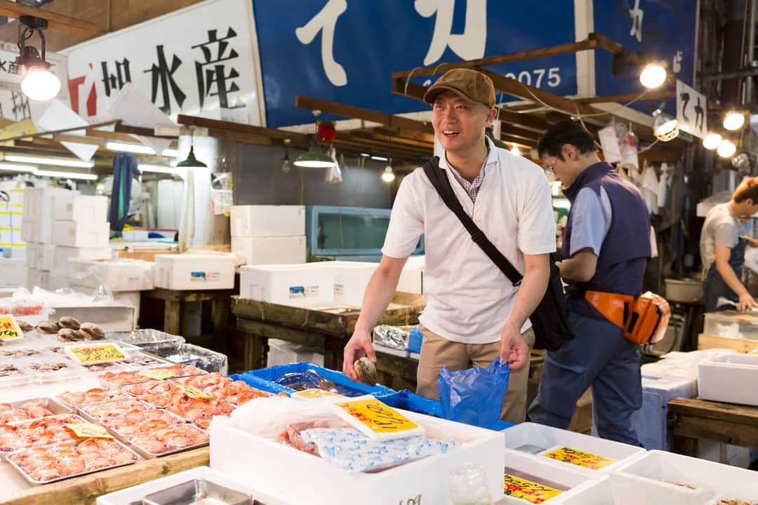 Ginza ONODERA Groupさんのインスタグラム写真 - (Ginza ONODERA GroupInstagram)「【鮨　銀座おのでら総本店】鮨の世界で26年腕を磨いた、総料理長・坂上暁史親方。毎朝確かな目利きで、豊洲市場に新鮮な食材を仕入れに！今日も秀逸な海幸をご提供いたします!  #銀座おのでら #ginzaonodera #sushi #鮨 #銀座 #sushiya #すし #寿司 #高級鮨# 江戸前鮨 #japanesefood  #ginza #豊洲＃Toyosuichiba#ToyosuMarket#日本食 #職人 #craftsman#Japanesefood#海幸#海鮮 #seafood #Topchef＃板前＃ITAMAE #tokyogourmet #ginzagourmet#delicious #travel#tripadvisor#sushilover#edomae_sushi _tokyo#寿司好きな人とつながりたい#ごちそう」7月2日 10時29分 - ginzaonodera