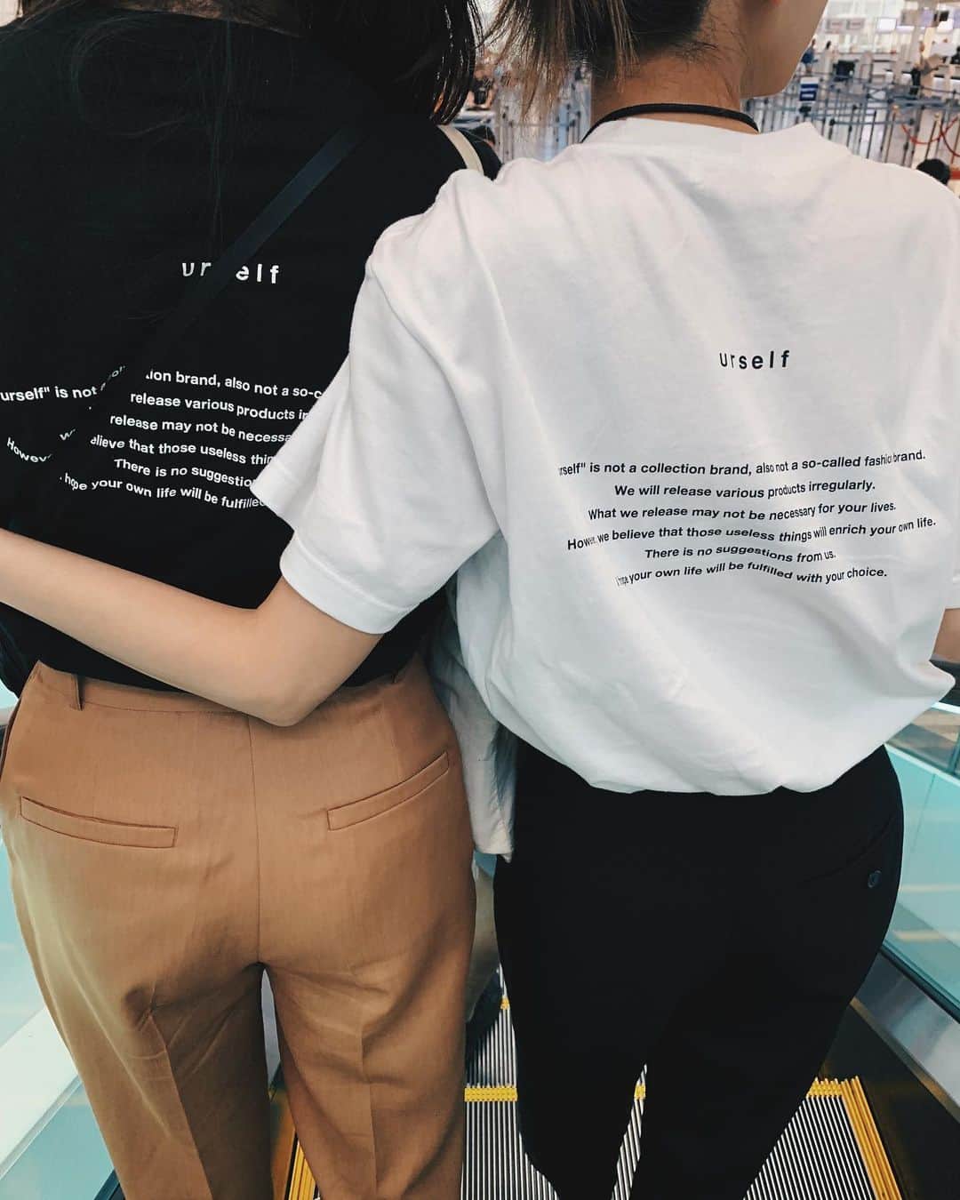 中村真里さんのインスタグラム写真 - (中村真里Instagram)「.﻿ 被ったねえ ほどよく肉厚なTシャツが好き﻿ @urself.jp ﻿ ﻿ makoがRIMのパンツで合わせてるのも﻿ 嬉しかったなぁ ありがとう😊﻿ ﻿ #せーちゃんのTシャツ」7月2日 10時23分 - _marinakamura_