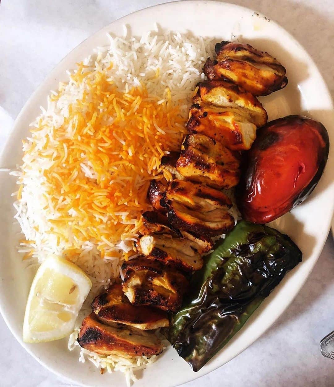 Eater LAさんのインスタグラム写真 - (Eater LAInstagram)「Boneless chicken thigh kabob served on a bed of fluffy basmati rice with grilled tomato and Anaheim pepper from @raffisplace. 📸: Eater Restaurant editor @hillarydixlercanavan. Hashtag #eaterla on your best photos for a chance to be featured.」7月2日 10時27分 - eater_la