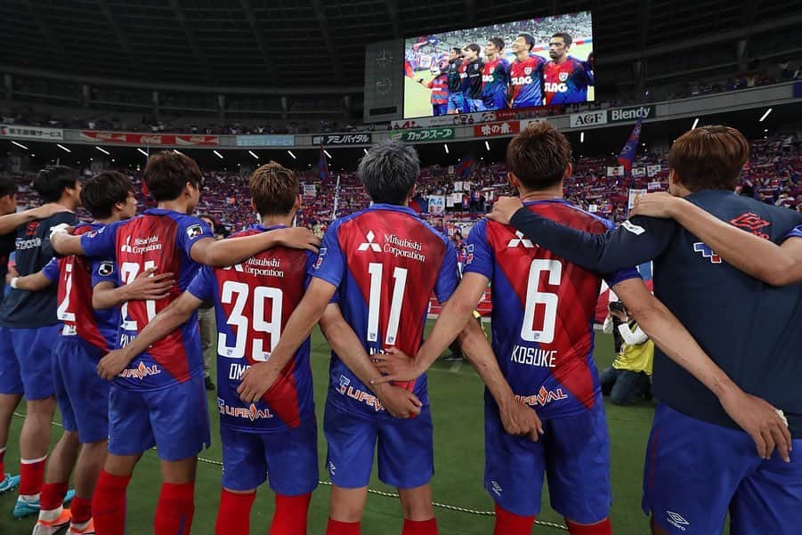 太田宏介さんのインスタグラム写真 - (太田宏介Instagram)「FC東京を愛する皆さまへ。 この度、名古屋グランパスに移籍することになりました。リーグ戦で首位を走るこのタイミングでチームを離れることを大変申し訳なく思います。 2012年に加入し、6年半の間、青赤のユニフォームを着て味の素スタジアムでプレーできたことは、自分のサッカー人生にとって大きな宝物になりました。うれしいことや、悔しいこと、6年半の全ての瞬間、瞬間が僕にとっての財産です。 このまま大好きなクラブで大好きな仲間たちとプレーし続けたいという思いと、新たに環境を変えてチャレンジしたいという気持ちで揺れ動いてきました。ありがたいことに東京からも最大限の評価をしてもらい、契約延長のオファーもいただきましたが、一選手としてもっと成長したい、ピッチに立ちたいという思いが強くなり、新たな環境に身を置いてチャレンジすることを今回決断しました。 最高の選手、スタッフ、ファン、サポーターの方々と、かけがえのない時間を共有できたことを誇りに思います。そして、どんなときも僕たち選手を後押ししてくれる偉大な青赤サポーターには感謝してもしきれません。 苦渋の決断でしたが、ＦＣ東京で学んだことを今後の人生に活かしていきたいと思います。 6年半の間、本当にありがとうございました。」7月2日 10時31分 - kosuke_ota_official