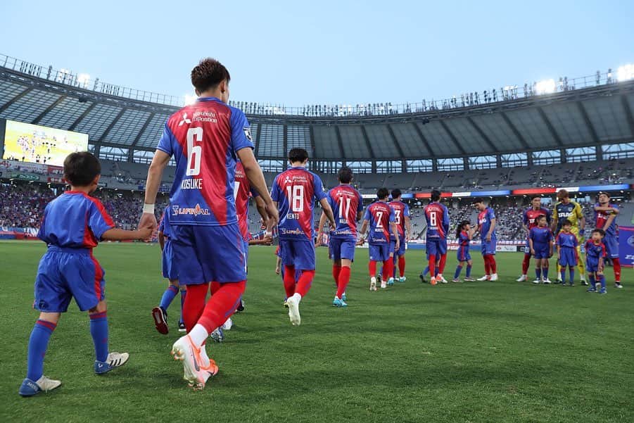 太田宏介のインスタグラム：「FC東京を愛する皆さまへ。 この度、名古屋グランパスに移籍することになりました。リーグ戦で首位を走るこのタイミングでチームを離れることを大変申し訳なく思います。 2012年に加入し、6年半の間、青赤のユニフォームを着て味の素スタジアムでプレーできたことは、自分のサッカー人生にとって大きな宝物になりました。うれしいことや、悔しいこと、6年半の全ての瞬間、瞬間が僕にとっての財産です。 このまま大好きなクラブで大好きな仲間たちとプレーし続けたいという思いと、新たに環境を変えてチャレンジしたいという気持ちで揺れ動いてきました。ありがたいことに東京からも最大限の評価をしてもらい、契約延長のオファーもいただきましたが、一選手としてもっと成長したい、ピッチに立ちたいという思いが強くなり、新たな環境に身を置いてチャレンジすることを今回決断しました。 最高の選手、スタッフ、ファン、サポーターの方々と、かけがえのない時間を共有できたことを誇りに思います。そして、どんなときも僕たち選手を後押ししてくれる偉大な青赤サポーターには感謝してもしきれません。 苦渋の決断でしたが、ＦＣ東京で学んだことを今後の人生に活かしていきたいと思います。 6年半の間、本当にありがとうございました。」