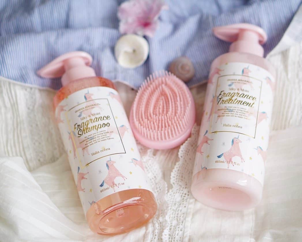 amiさんのインスタグラム写真 - (amiInstagram)「． Cute shampoo and treatment ． 今回の旅行✈️にも持ってきた @fragrancy_inc さんの ハリーア ノヘア ♡ ． 最近公園とプールばかり行っていて すっかり髪の毛が傷んでしまい…😂 ． 毎日しっかり髪の毛の お手入れをしなくちゃ😌💕 ． ピンクのパッケージが 可愛くてお気に入り🙌❤️ ． ． ． #シャンプー#リンス#トリートメント#ロングヘア#ヘアケア#ヘアケアアイテム#ピンクボトル#ピンク#髪の毛#ビューティーグッズ」7月2日 10時32分 - amikuma1219