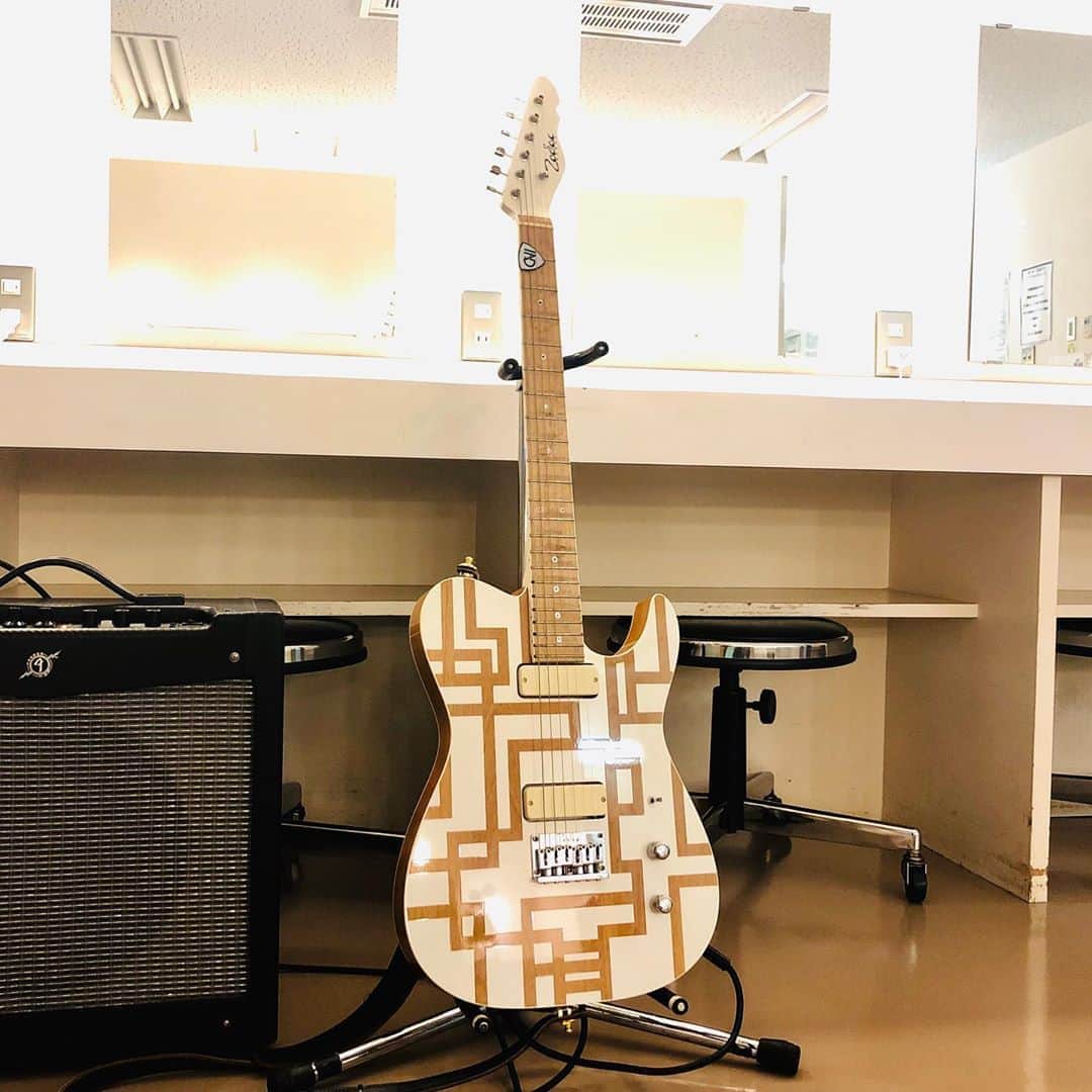 布袋寅泰さんのインスタグラム写真 - (布袋寅泰Instagram)「今ツアーも楽屋にはこのギター。#ギタリズム6ツアー #布袋寅泰 #guitar #ウォームアップ」7月2日 10時44分 - hotei_official