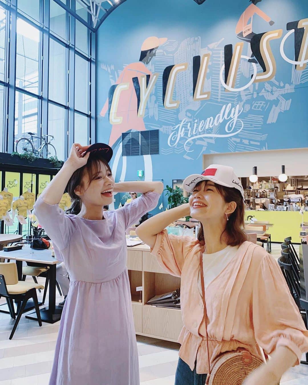猪鼻ちひろのインスタグラム：「ハニ太郎と🐹﻿💜 日本初となるツール・ド・フランス公認カフェ﻿「Tour de France CAFÉ@TOKYO powered by J SPORTS」へ行ってきました！﻿ ﻿ フランスといえばワーホリしていたハニちゃんを思い出すのですが、色んなことを教えてもらいながらツール・ド・フランスとコラボをたのしみました☺️﻿ 広々として開放感のあるカフェの装飾が黄色に彩られていて可愛かったし、﻿ カフェでレースの映像が流れていて観てみたら面白かった🐹💛 ﻿ #仲良し #週に何回会ってるのかしら﻿ #咄嗟に顎隠しポーズ #ツールカフェ#ツールドフランス#自転車#jspocycle#pr#cafe#shibuya﻿」