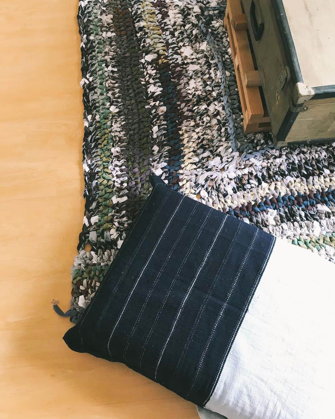 蓮沼千紘さんのインスタグラム写真 - (蓮沼千紘Instagram)「二年強前に使ってたソファーの背もたれを捨てずに取って置いていました。二個あったはずなのに一つしかなかった、、片方は捨てたのかな？😑. 前の空間は縦長だったので出すスペースがなくて、ずっとしまわれていました。 先日福岡の素敵なお店 @picnika_tsuru で購入したクッションカバーをかぶせて素敵にまた使えるようになりました。 いろんなカバーの色柄があったのだけどラグに合わせた色、クッションに合わせたサイズでこの子が来ました♡ 少し大きいのでたたんでピンで留めています。 生成りとか赤系とかも可愛かったなぁ。 . #knittingstudio  #studio #atelier #japan #aneddy #knit #yarn #interior #vintageinterior #vintage」7月2日 11時04分 - knitchihiro