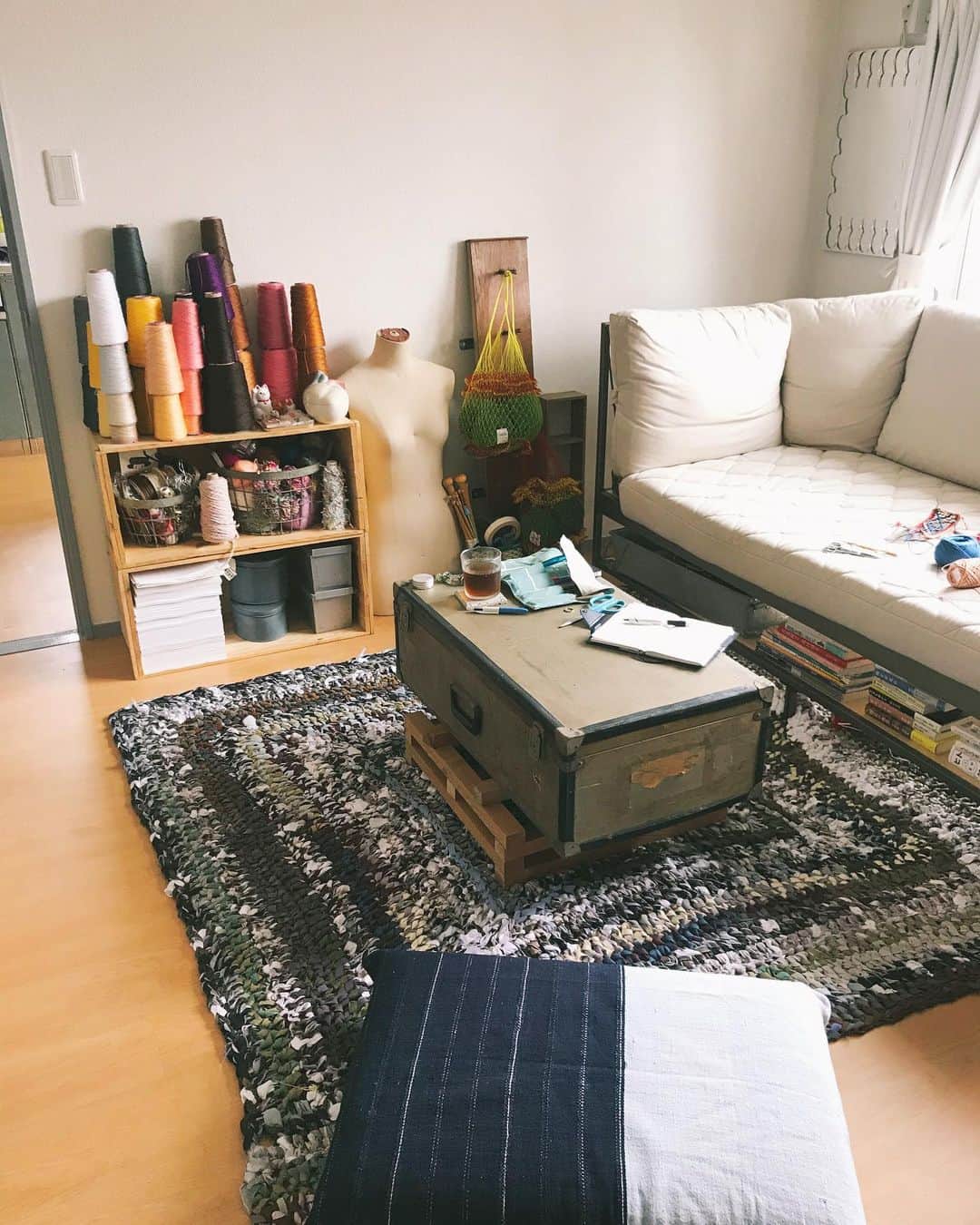 蓮沼千紘さんのインスタグラム写真 - (蓮沼千紘Instagram)「二年強前に使ってたソファーの背もたれを捨てずに取って置いていました。二個あったはずなのに一つしかなかった、、片方は捨てたのかな？😑. 前の空間は縦長だったので出すスペースがなくて、ずっとしまわれていました。 先日福岡の素敵なお店 @picnika_tsuru で購入したクッションカバーをかぶせて素敵にまた使えるようになりました。 いろんなカバーの色柄があったのだけどラグに合わせた色、クッションに合わせたサイズでこの子が来ました♡ 少し大きいのでたたんでピンで留めています。 生成りとか赤系とかも可愛かったなぁ。 . #knittingstudio  #studio #atelier #japan #aneddy #knit #yarn #interior #vintageinterior #vintage」7月2日 11時04分 - knitchihiro