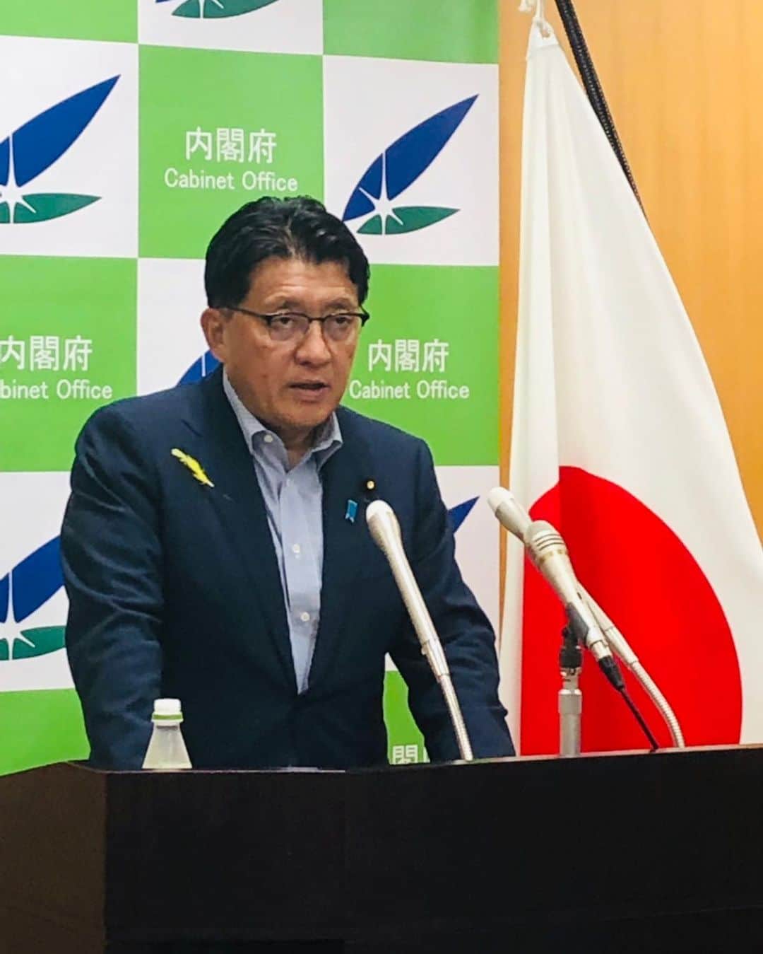 平井卓也さんのインスタグラム写真 - (平井卓也Instagram)「閣議後の定例記者会見です。 私から、「G20大阪サミット」に関し私の担務関係の結果などについて報告。また、私も出席しますが、「５Gと交通信号機との連携によるトラステッドネットの全国展開に向けた関係府省等連絡会議」の初会合を本日開催します。道路上の信号機に設置した５Gアンテナを公共インフラとして活用していくための省庁連絡会で、社会実装に向けた全国展開シナリオや具体的な活用シーン、将来的な海外展開の取組等について検討します。 #平井卓也　#自民党　#G20　#大阪　#5G　#信号機」7月2日 10時59分 - hiratakuchan0125