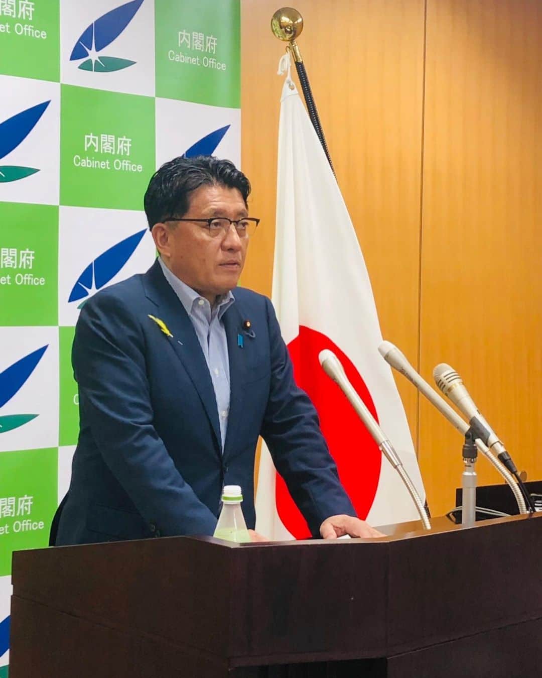 平井卓也さんのインスタグラム写真 - (平井卓也Instagram)「閣議後の定例記者会見です。 私から、「G20大阪サミット」に関し私の担務関係の結果などについて報告。また、私も出席しますが、「５Gと交通信号機との連携によるトラステッドネットの全国展開に向けた関係府省等連絡会議」の初会合を本日開催します。道路上の信号機に設置した５Gアンテナを公共インフラとして活用していくための省庁連絡会で、社会実装に向けた全国展開シナリオや具体的な活用シーン、将来的な海外展開の取組等について検討します。 #平井卓也　#自民党　#G20　#大阪　#5G　#信号機」7月2日 10時59分 - hiratakuchan0125