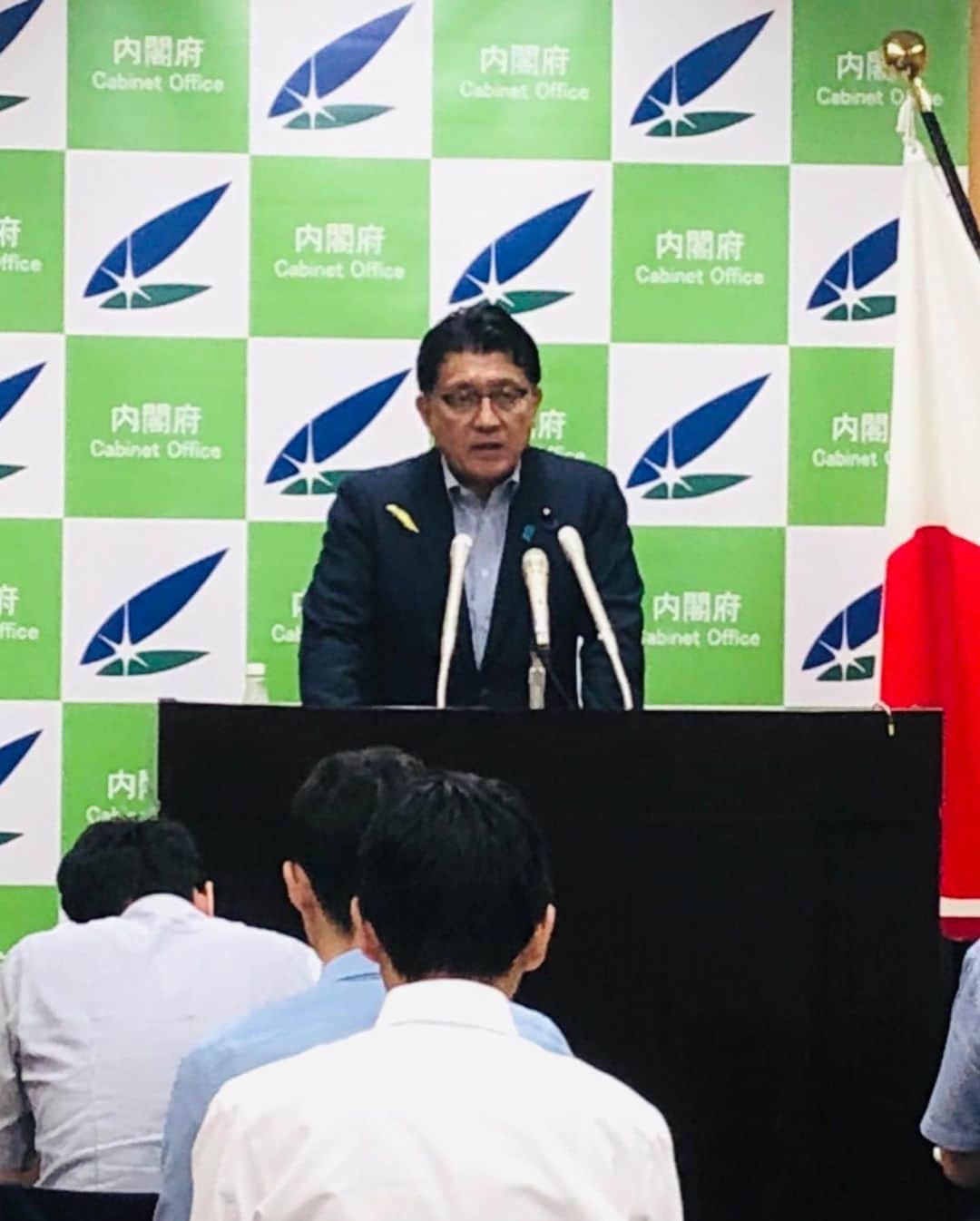 平井卓也さんのインスタグラム写真 - (平井卓也Instagram)「閣議後の定例記者会見です。 私から、「G20大阪サミット」に関し私の担務関係の結果などについて報告。また、私も出席しますが、「５Gと交通信号機との連携によるトラステッドネットの全国展開に向けた関係府省等連絡会議」の初会合を本日開催します。道路上の信号機に設置した５Gアンテナを公共インフラとして活用していくための省庁連絡会で、社会実装に向けた全国展開シナリオや具体的な活用シーン、将来的な海外展開の取組等について検討します。 #平井卓也　#自民党　#G20　#大阪　#5G　#信号機」7月2日 10時59分 - hiratakuchan0125