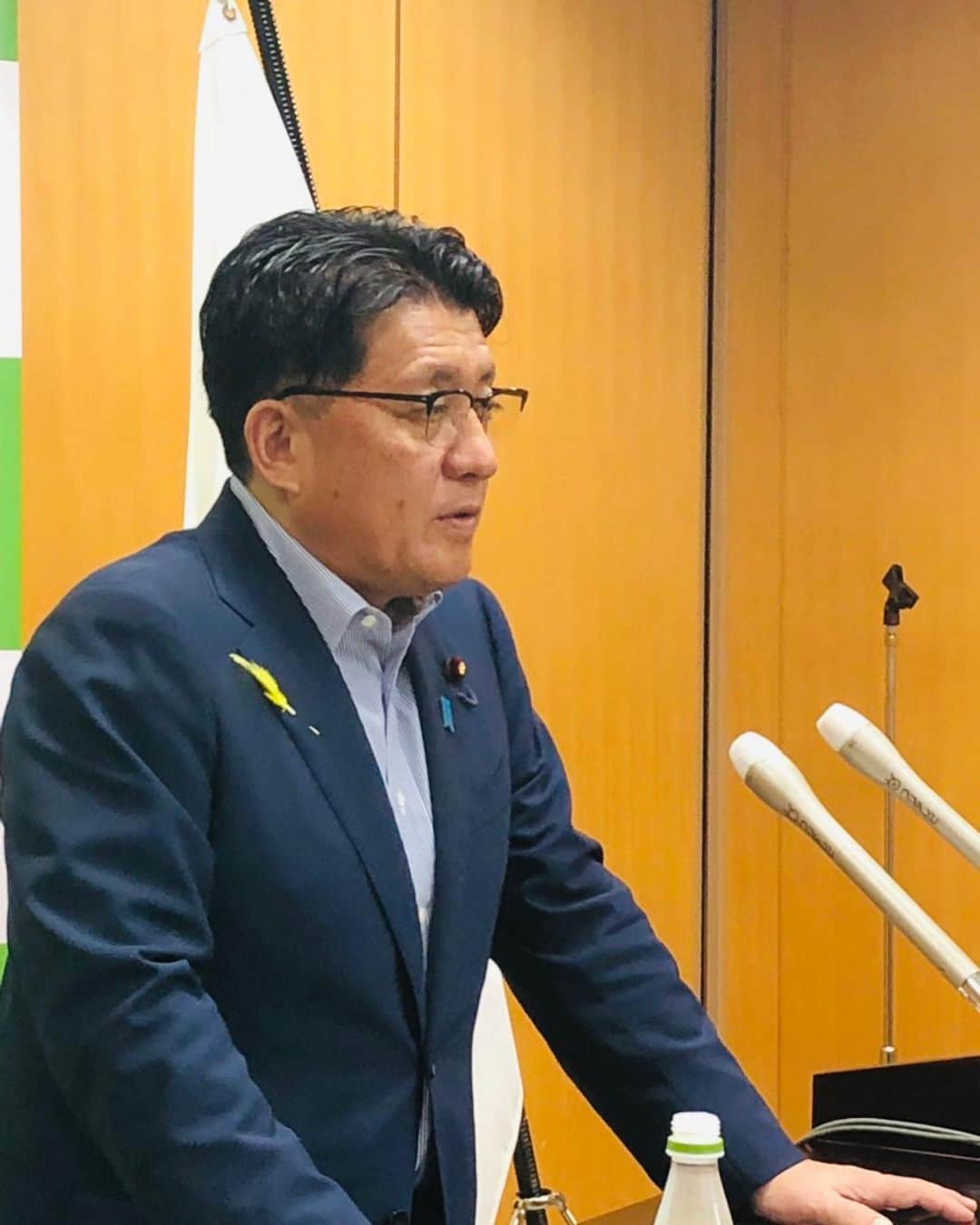 平井卓也さんのインスタグラム写真 - (平井卓也Instagram)「閣議後の定例記者会見です。 私から、「G20大阪サミット」に関し私の担務関係の結果などについて報告。また、私も出席しますが、「５Gと交通信号機との連携によるトラステッドネットの全国展開に向けた関係府省等連絡会議」の初会合を本日開催します。道路上の信号機に設置した５Gアンテナを公共インフラとして活用していくための省庁連絡会で、社会実装に向けた全国展開シナリオや具体的な活用シーン、将来的な海外展開の取組等について検討します。 #平井卓也　#自民党　#G20　#大阪　#5G　#信号機」7月2日 10時59分 - hiratakuchan0125