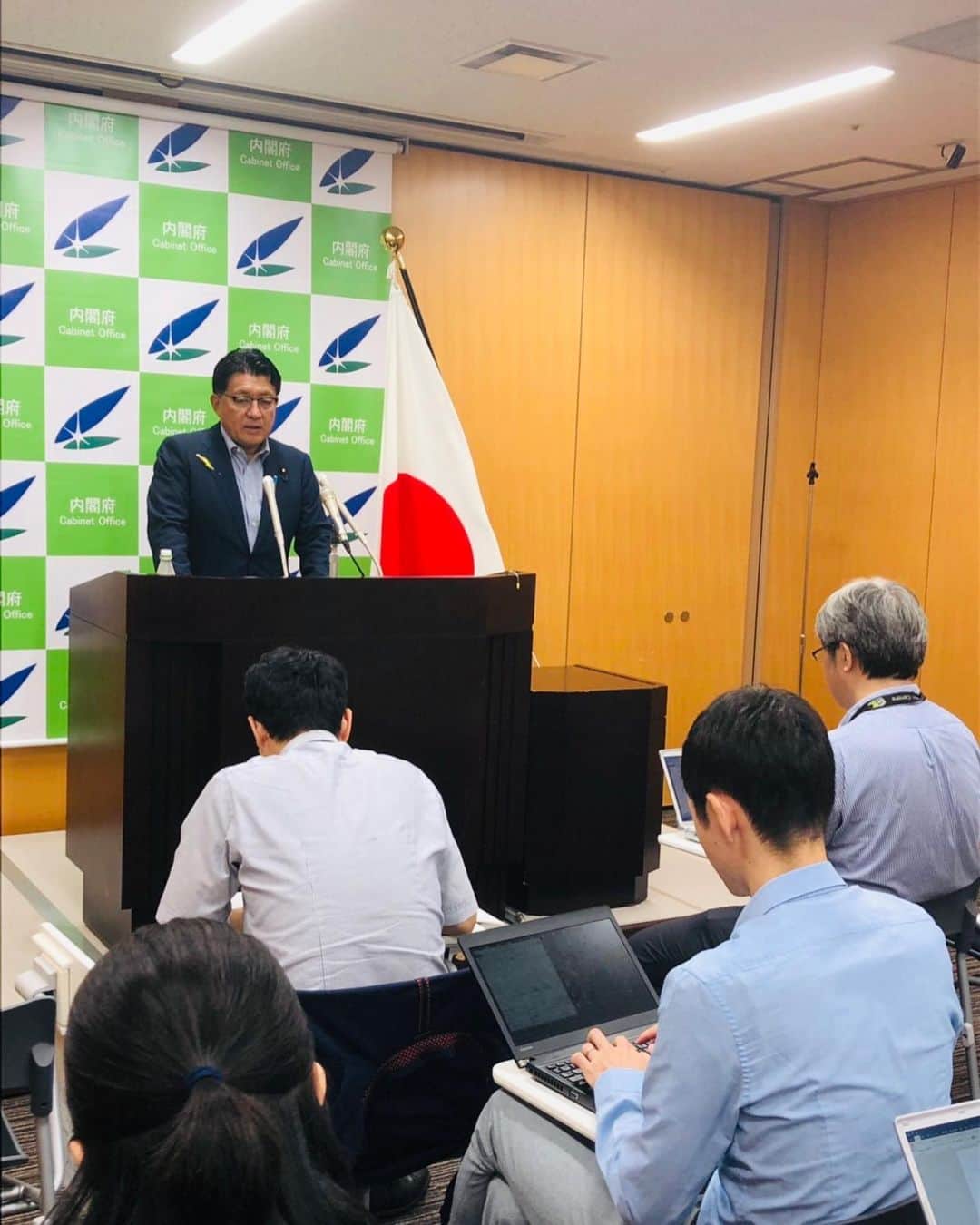 平井卓也さんのインスタグラム写真 - (平井卓也Instagram)「閣議後の定例記者会見です。 私から、「G20大阪サミット」に関し私の担務関係の結果などについて報告。また、私も出席しますが、「５Gと交通信号機との連携によるトラステッドネットの全国展開に向けた関係府省等連絡会議」の初会合を本日開催します。道路上の信号機に設置した５Gアンテナを公共インフラとして活用していくための省庁連絡会で、社会実装に向けた全国展開シナリオや具体的な活用シーン、将来的な海外展開の取組等について検討します。 #平井卓也　#自民党　#G20　#大阪　#5G　#信号機」7月2日 10時59分 - hiratakuchan0125