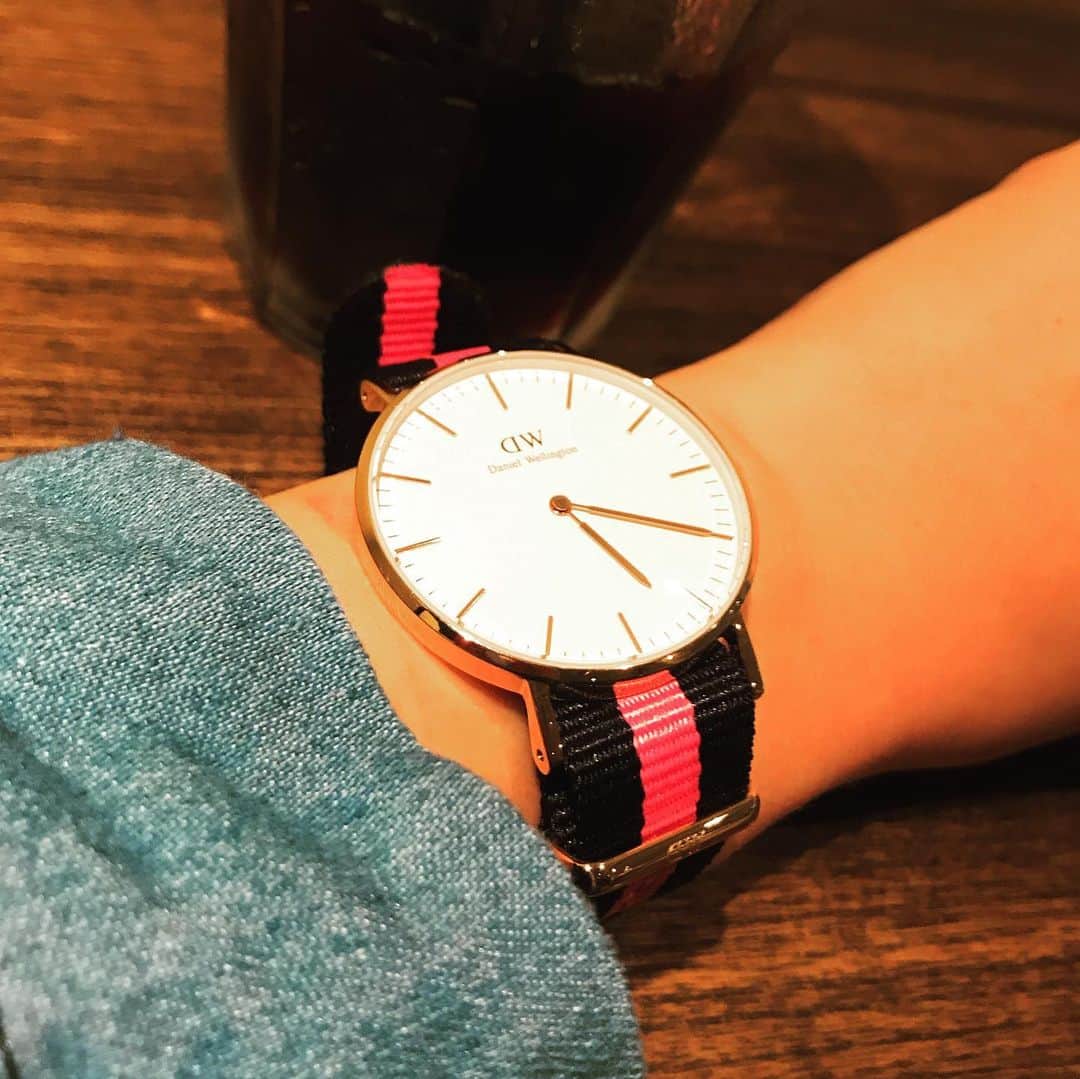 正田美里（みさみさ）さんのインスタグラム写真 - (正田美里（みさみさ）Instagram)「ダニエルウェリントン(@danielwellington )の腕時計。ピンクとネイヴィーのストライプが可愛カッコイイ！夏に向けて時計も新しくすると気分が変わる。DWは、文字盤も大きいのと、シンプルなデザインが見やすくて好き。 ストラップが交換出来るので気分によって変えられるよ。  7月15日まで、DW夏期間限定キャンペーン中です。 ＜腕時計とストラップの購入で20％OFF＞ ＜対象腕時計の購入でストラップ無料＞ ＜15%OFFクーポンコード併用可＞ 15％OFFクーポンコード:upiupi  www.danielwellington.com/jp  #danielwellington #ダニエルウェリントン #PINK #腕時計 #PR」7月2日 11時05分 - misamisaupiupi