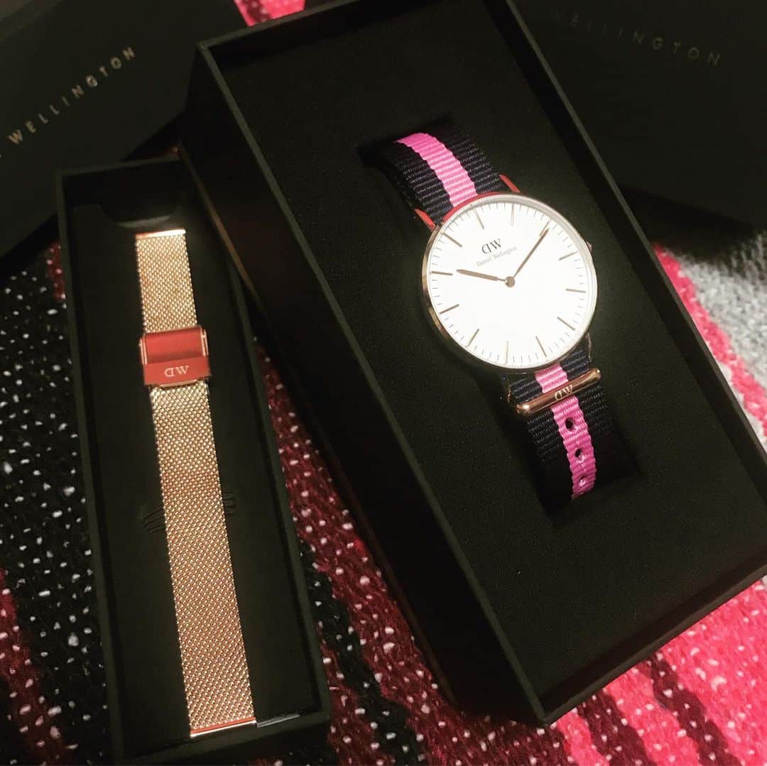 正田美里（みさみさ）さんのインスタグラム写真 - (正田美里（みさみさ）Instagram)「ダニエルウェリントン(@danielwellington )の腕時計。ピンクとネイヴィーのストライプが可愛カッコイイ！夏に向けて時計も新しくすると気分が変わる。DWは、文字盤も大きいのと、シンプルなデザインが見やすくて好き。 ストラップが交換出来るので気分によって変えられるよ。  7月15日まで、DW夏期間限定キャンペーン中です。 ＜腕時計とストラップの購入で20％OFF＞ ＜対象腕時計の購入でストラップ無料＞ ＜15%OFFクーポンコード併用可＞ 15％OFFクーポンコード:upiupi  www.danielwellington.com/jp  #danielwellington #ダニエルウェリントン #PINK #腕時計 #PR」7月2日 11時05分 - misamisaupiupi