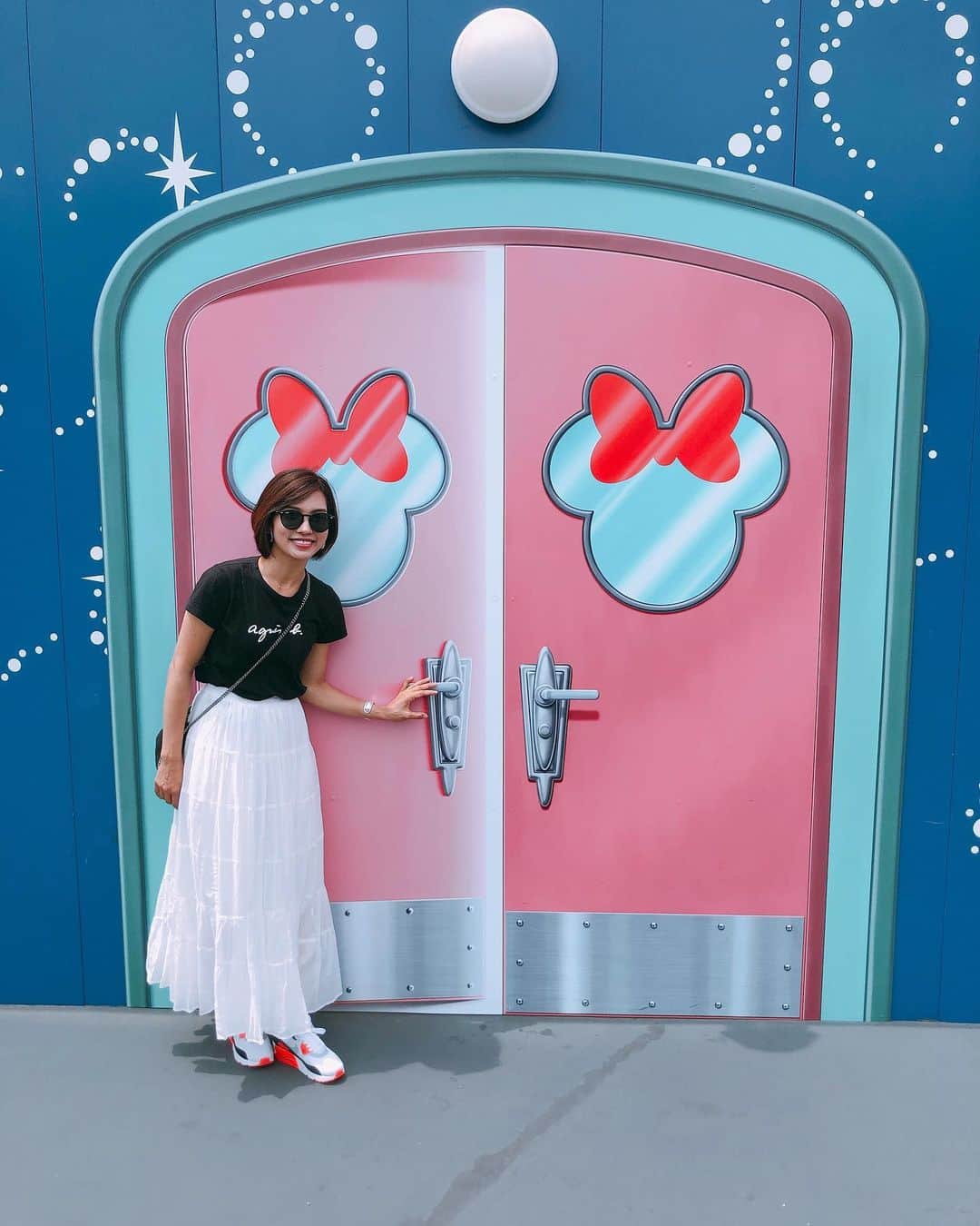 黒宮ニイナのインスタグラム：「これでディズニーpost最後にします☺️🙏 子どもたちももちろん、やっぱり夢の国にくるといくつになってもワクワクしてはしゃいじゃうママです😋💦 息子も娘も2日間たっぷり遊べてディズニー愛が深まった様子🥰  後日、アラジンの実写版も2人連れて観に🧞‍♂️💓 怖いシーンも少しあるので娘が泣き出すかと心配でしたが、ジーニーってずっと叫んでた👧🏻💕 息子も最後まで集中して観ていて、面白かったって言ってくれてママも大満足でした😆💜 #ディズニーランド #ディズニーリゾート #ミニーちゃん #ママ #ママライフ #ママコーデ #2児ママ #tokyodisneyland #disneyresorttokyo #mama #mamalife #mamacoordinate #2kidsmom」