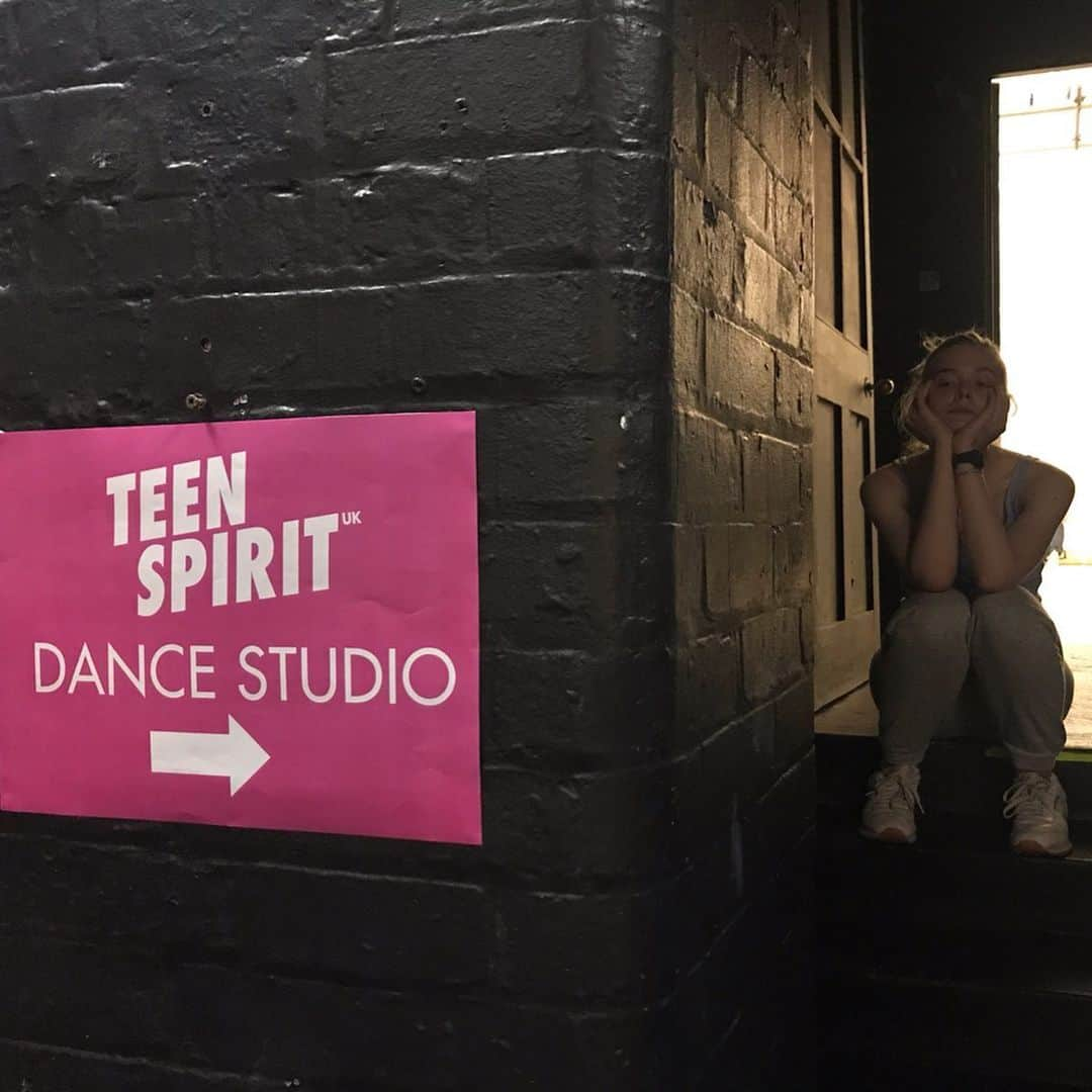 エル・ファニングさんのインスタグラム写真 - (エル・ファニングInstagram)「TEEN SPIRIT out on ITunes NOW to rent or buy 🤪! Scroll for BTS shenanigans! @appletv @amir_hosseinpour21 @surabayajohnny @charliemayhew_ @mirrengc @stonemolls @fcbergs @mariusdevries @itsbobgarrett @maxminghella @teenspiritmov #zlatko」7月2日 16時29分 - ellefanning