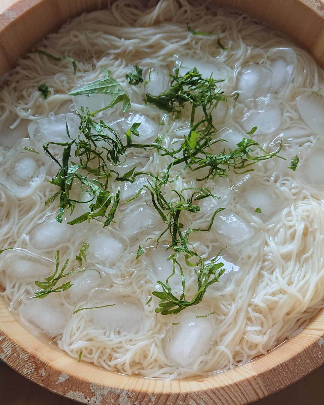 佐藤大さんのインスタグラム写真 - (佐藤大Instagram)「素麺ばっかり食べてる。しかし飽きない…つけ汁にトッピングで味が変わるのです。昨日はシーチキン、胡麻油、辣油。今日はとろろ芋と大葉 #夫婦飯 #椿鬼奴 #グランジ大」7月2日 16時31分 - satodaidaidai