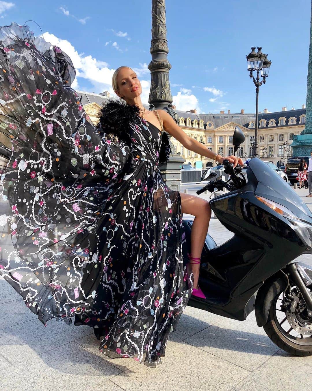 レオニー・ハンネさんのインスタグラム写真 - (レオニー・ハンネInstagram)「The dress came with a lot of drama @ralphandrusso. 🖤 Anzeige/ 1 or 2? #ralphandrusso #paris」7月2日 16時32分 - leoniehanne