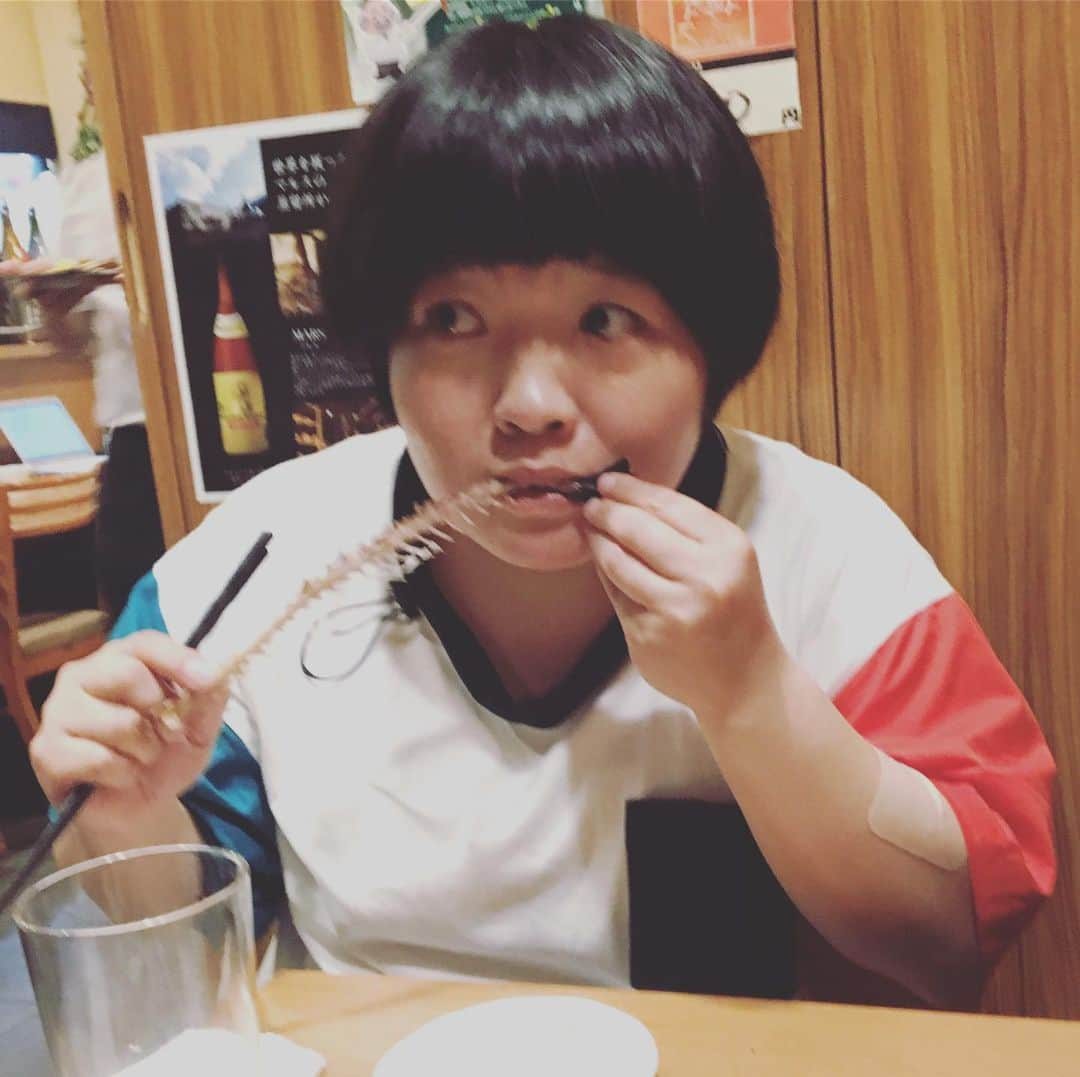 椿鬼奴さんのインスタグラム写真 - (椿鬼奴Instagram)「金華サバの骨を丁寧に食べるオカリナ😆可愛い💕 #オカリナ #オカリナの生態調査」7月2日 16時35分 - tsubakioniyakko