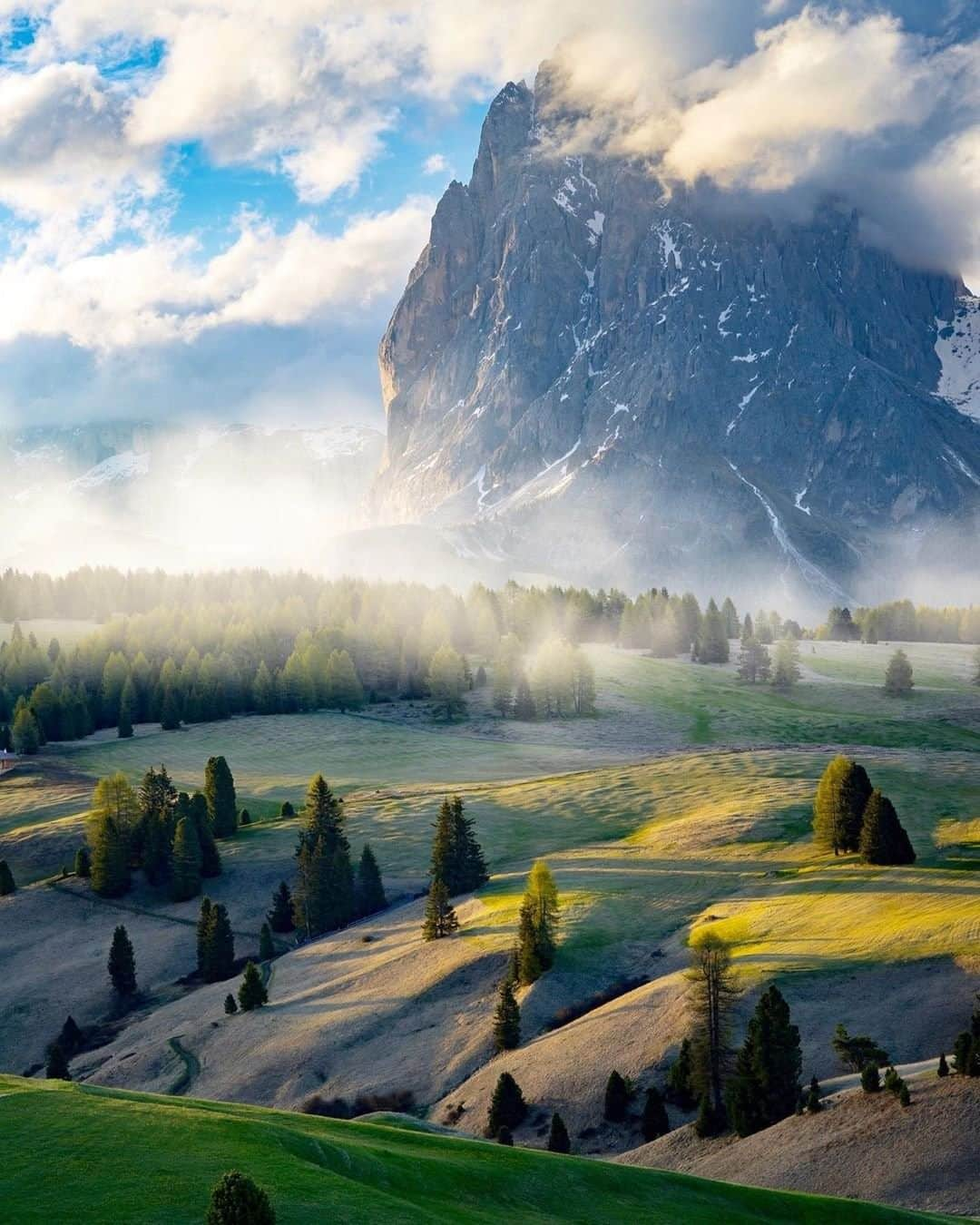 Travel + Leisureさんのインスタグラム写真 - (Travel + LeisureInstagram)「The jagged, skyscraping peaks of northeastern Italy are often visited as a winter destination. But in the summer, the snow melts to reveal wildflowers and hiking trails, wild protected parks and glistening lakes. Get our Dolomites travel guide at the link in bio! 📷@sassychris1」7月2日 11時11分 - travelandleisure