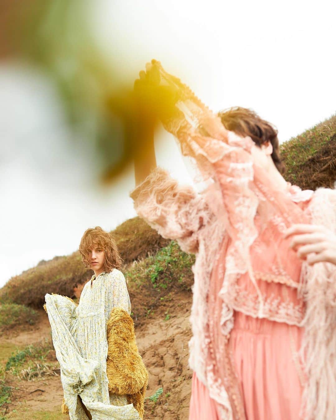 花盛友里のインスタグラム：「Shooting for @syan_tokyo  原宿のサロン、シアンさんの撮影♡ いつも色々チャレンジできて面白いー！ シアンの野々ちゃんは中学の同級生なのだー！ @yuko_nono  若いスタッフもみんな頑張り屋さんでやる気もあって、とてもいいサロンだなぁ、といつも思うんだよなぁ。 上にいる野々ちゃん米ちゃんはんちゃんが素敵だからやろなぁー♡」