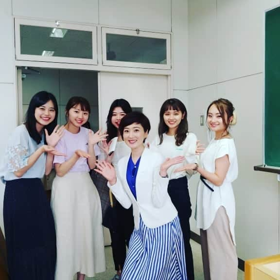 池尻和佳子さんのインスタグラム写真 - (池尻和佳子Instagram)「今日は、西南学院大学で講義でした。  ジャーナリズム論🎤 「先生」なんて、呼ばれてかなり恥ずかしかったのですが、学生さんたち真剣に聞いてくれて嬉しかったです🤗✨ 皆、可愛いね‼️‼️ #西南 #西南学院大学  #講義#ジャーナリズム #先生#恥ずかしい #学生 さん #可愛い#西新 #美しい#キャンパス #わかがえり #写真 #撮影会#ピュア#皆 #ありがとう」7月2日 11時17分 - wakako_ikejiri_rkb