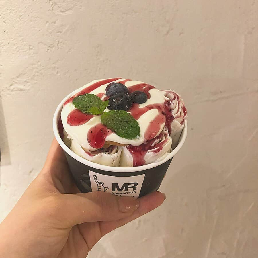 谷中唯彩さんのインスタグラム写真 - (谷中唯彩Instagram)「食べたかったアイスたべれた〜🍨 . ロールアイス！ 原宿にある『マンハッタンロールアイスクリーム』 YUISAが食べたのはブルーベリーレアチーズ！ . #ロールアイス #マンハッタンロールアイスクリーム #MR #原宿 #アイス #harajuku #manhattanrollicecream #原宿カフェ #原宿スイーツ #아이스크림 #하라주쿠」7月2日 11時17分 - yuisa_erg