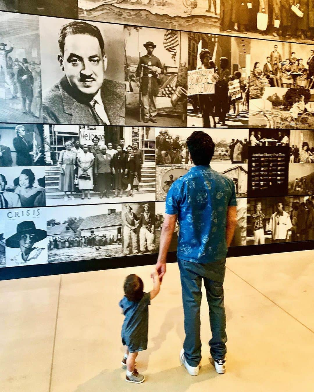 ジョン・ステイモスさんのインスタグラム写真 - (ジョン・ステイモスInstagram)「Billy and I learning about rich and essential African American history at  @NMAAHC Thank you @smithsonian Tune in to @july4thpbs」7月2日 11時23分 - johnstamos