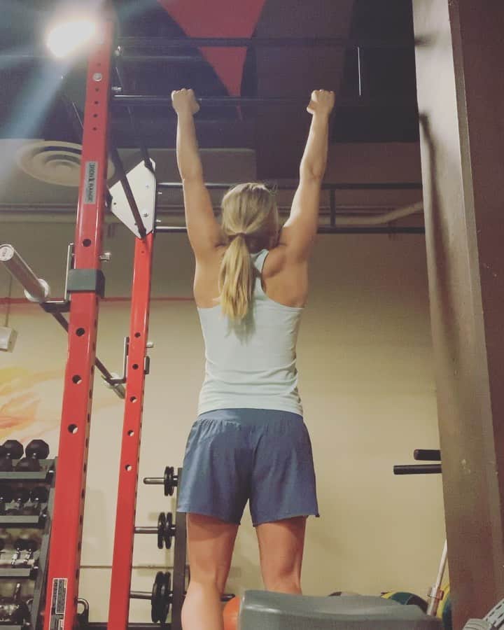 ミカエラ・シフリンのインスタグラム：「I never used to be very great at pull-ups...I remember when I was about 15 at my ski academy we had a pull-up test as part of physical testing and I could only do 1 and that was with a MASSIVE KICK. Luckily, pull-ups are really not a necessity for ski racing but I remember this one girl who was a few years younger than I was and she busted out 12 or 15 or something, and from that moment I made it a personal goal to be able to do pull-ups. 😂 Now, as you can see, I can do them- but normally I have a little hitch and a kick at the beginning of each rep so this summer I decided I want to work on better control in the full range and I’m kinda excited cause I actually did a bunch of reps today with SUCH BETTER control than I’ve ever done sooo yay for that and I don’t know why I’m saying all of this... maybe someone thinks it’s interesting IDK...if you got through that whole mess of words, congratulations. 😂」