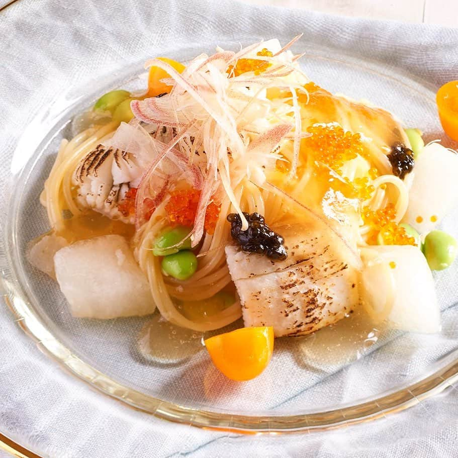 KIHACHI公式Instagramさんのインスタグラム写真 - (KIHACHI公式InstagramInstagram)「【髙島屋横浜店】CHEF'S SPECIAL COURSE～美味しい一皿で暑さを乗り切る～  直前に炙った焼き目が香ばしい夏の風物詩ハモ、喉越しが良い冬瓜、出汁とビネガーのジュレを合わせて涼しげにさっぱりと。トッピングのキャビアとトビコの程良い塩味が食欲をそそる冷たいパスタです。 「美味しい一皿で暑さを乗り切る」がテーマのシェフズスペシャルコースで、あなたも夏バテ知らずに！ . . ■期間　2019年6月25日～9月30日 . . ■提供時間　ランチ・ディナータイム . . ■料金　8,640円 . .  #KIHACHI #restaurant#chefsoninstagram#foodphotography　#tasty#instagourmet #chef #gastronomia #キハチ #ディナー #女子会 #横浜デート #レストラン #ことりっぷ #髙島屋横浜 #横浜高島屋 #シェフ #横浜髙島屋 #キハチ髙島屋横浜 #chefspecial #シェフズスペシャル #シェフズスペシャルコース #鱧 #ハモ #鱧のパスタ #暑さを乗り切る」7月2日 11時26分 - kihachi_official