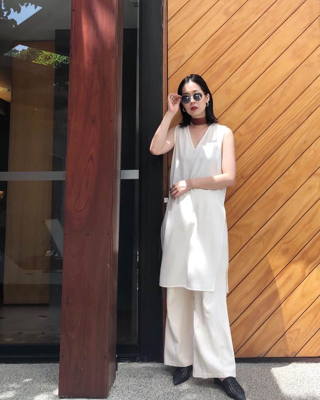 のインスタグラム：「. 【NEW ARRIVAL】 . OTONA 2WAY LONG BLOUSE OWH / MNT / BLK ¥13,800 (+tax) . @aym__319  174㎝ . . 昨年も大人気だった otona MUSEコラボアイテム💕 今年はセットアップが発売致します！ . トップスは前後どちらでも着用可能です！ 上下とも様々なコーディネートに 取り入れやすいのも嬉しいポイント✨ . 是非、店頭でお試しくださいませ！ . . #ameri #amerivintage #otonamuse #setup #longtop #pants #summer #fashion #code #codenate #shinjuku #lumine2」