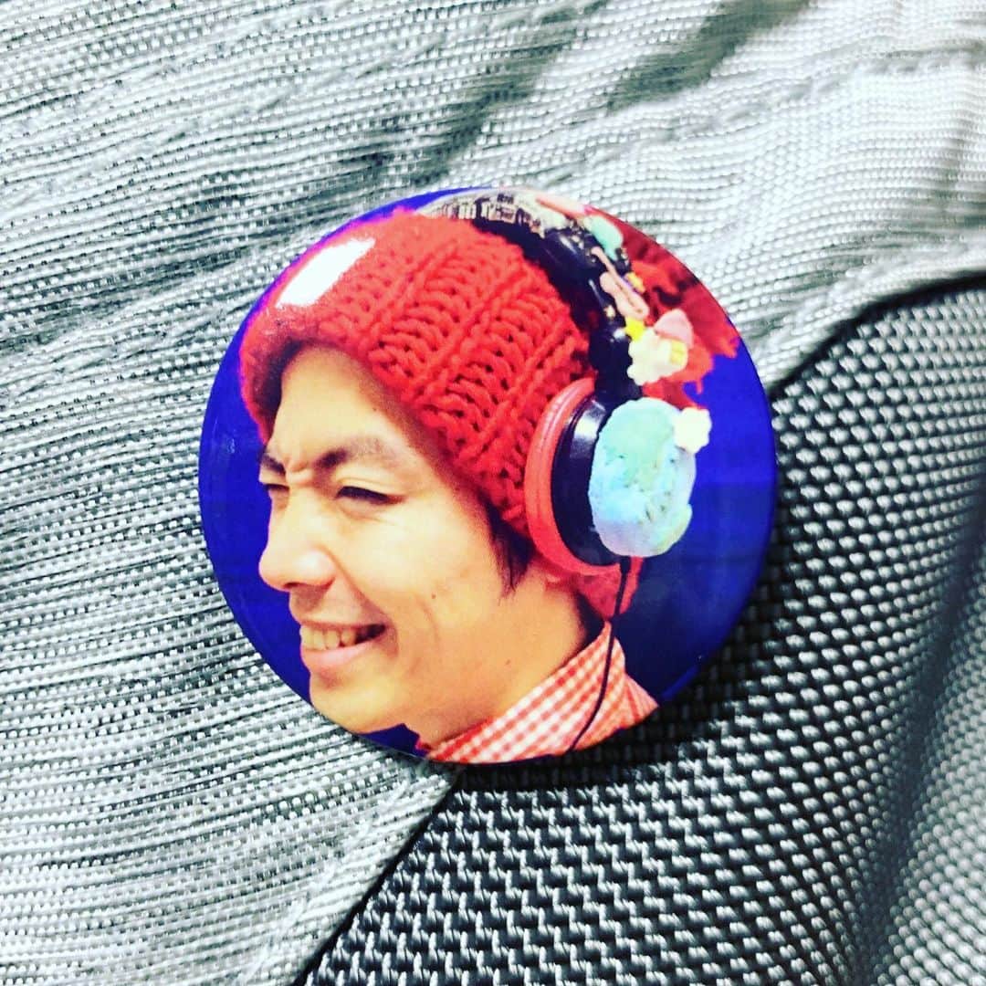 GooFのインスタグラム：「いやだ、納得ができない。  どうしても受け入れることができない。 関わっていた人の投稿がどんどん上がっていく中、僕はまだ整理がつかなくなかなか現実と向き合うことができなかった。  お通夜でもらったバッジ。 バッグにつけて毎日持ち歩いている。  毎日ずっと考えてしまう、でも認めたくない。本当にいつも笑顔で、素晴らしい感性の持ち主で。太陽のように明るいやつで懐にすっと入ってくる犬のような猫のような、とにかくあったかくて僕はいつも癒されていた。  そんな彼が大好きで、一緒に曲を作り、いろんなことを話し、たくさん酒を飲んで笑った。  いつか二人で飯を食いながら、 「グーフさん、これから僕はどうやって音楽を続けていけばいいんですかねぇ。。」 たくさん考えて煮詰まっていたようで、その日は珍しくちょっと元気がなかった。 彼が結婚すると決めた時だった。  僕はその時当たり前のことしか言ってやれなかったけれど、彼は僕の言葉を真剣な眼差しで聞いていた。それから月日が経って彼にも家族ができ、今までとは違う目的が生まれても彼は彼らしく、大好きな音楽をひたすらに続けていたと思う。  久しく会えていないなぁと思いながら彼の活躍を見るたびに、次のライブこそ見に行って久々に色々話したいなと思っていたところだった。  人は一生のうちにそれぞれやり遂げるべきことがあって、生まれた時に課せられた使命があるとするならば、彼は37年という短い時間でそれをさっさとやり遂げてしまったのか。  そう言えば、彼は誰よりも人に幸せを与え、笑顔を与え、癒しを与え、音楽を与えてきた。  人生の尺度は時間ではない。 生前の振る舞い、言葉、姿勢、歌詞、メロディー、ライフスタイル、彼のすべてで今それを教えてくれているのかもしれない。  会いたいよ、ヨースケ。 また一緒に酒を飲もう。 楽しい時間をありがとうな。 バイバイ。  #出会いはパノラマ #ヨースケアットホーム」
